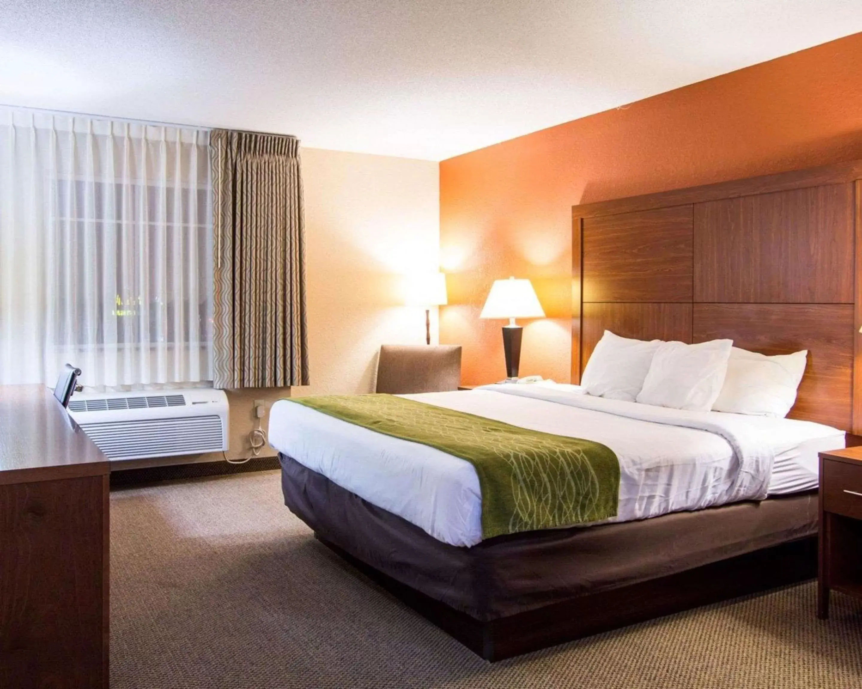 Photo of the whole room, Bed in Comfort Inn & Suites Airport Convention Center