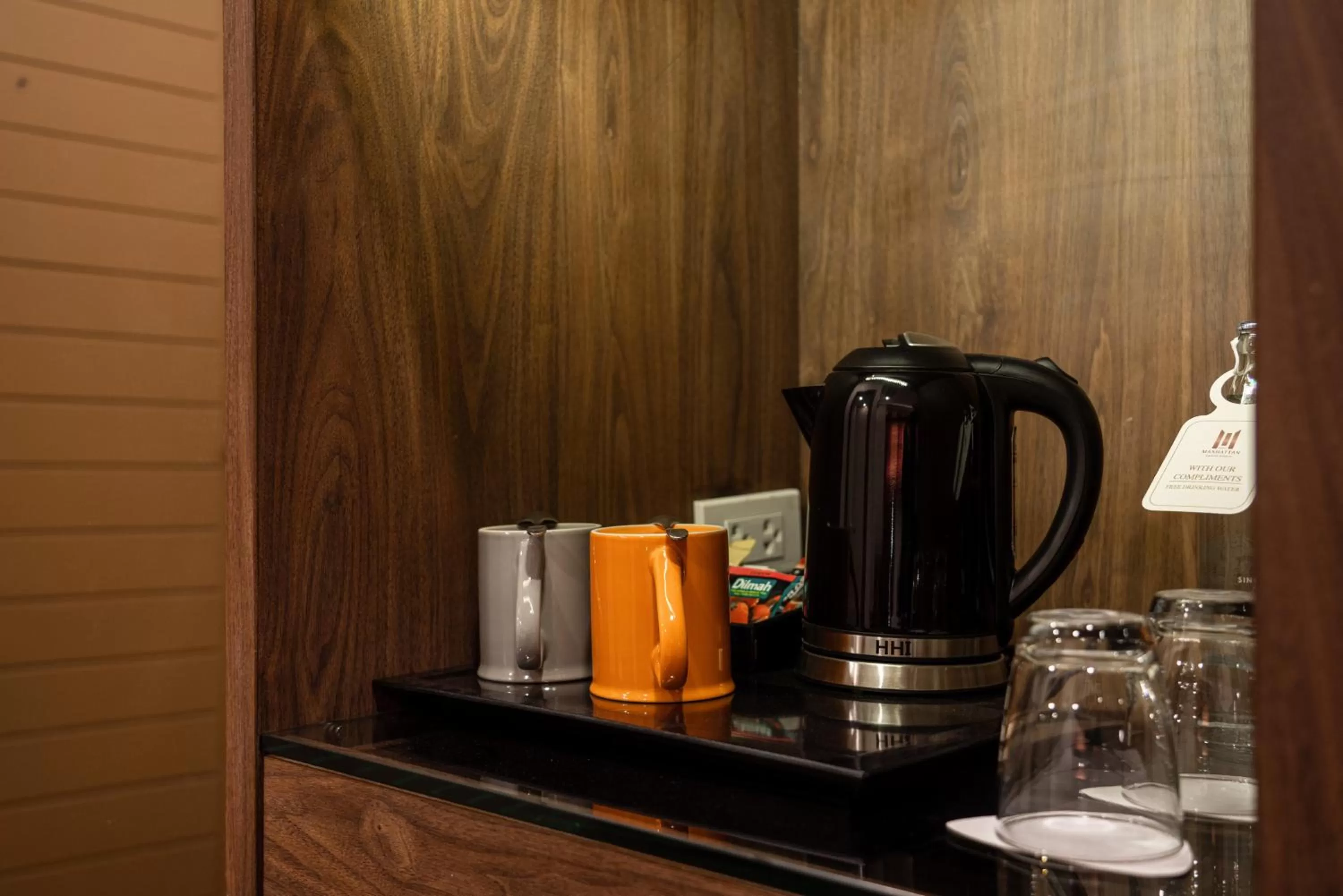 Coffee/tea facilities in Manhattan Hotel Bangkok