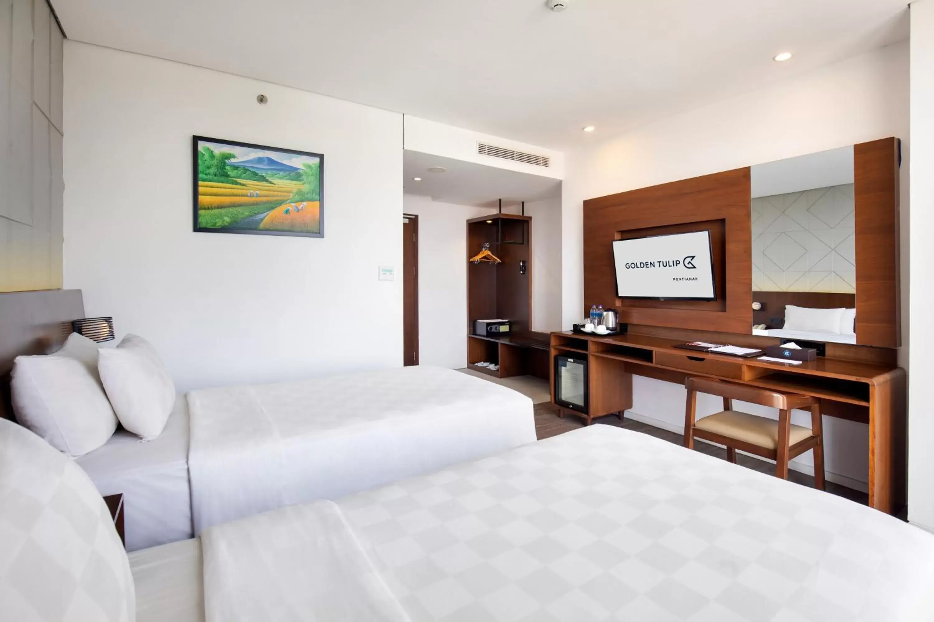 Photo of the whole room, Bed in Golden Tulip Pontianak
