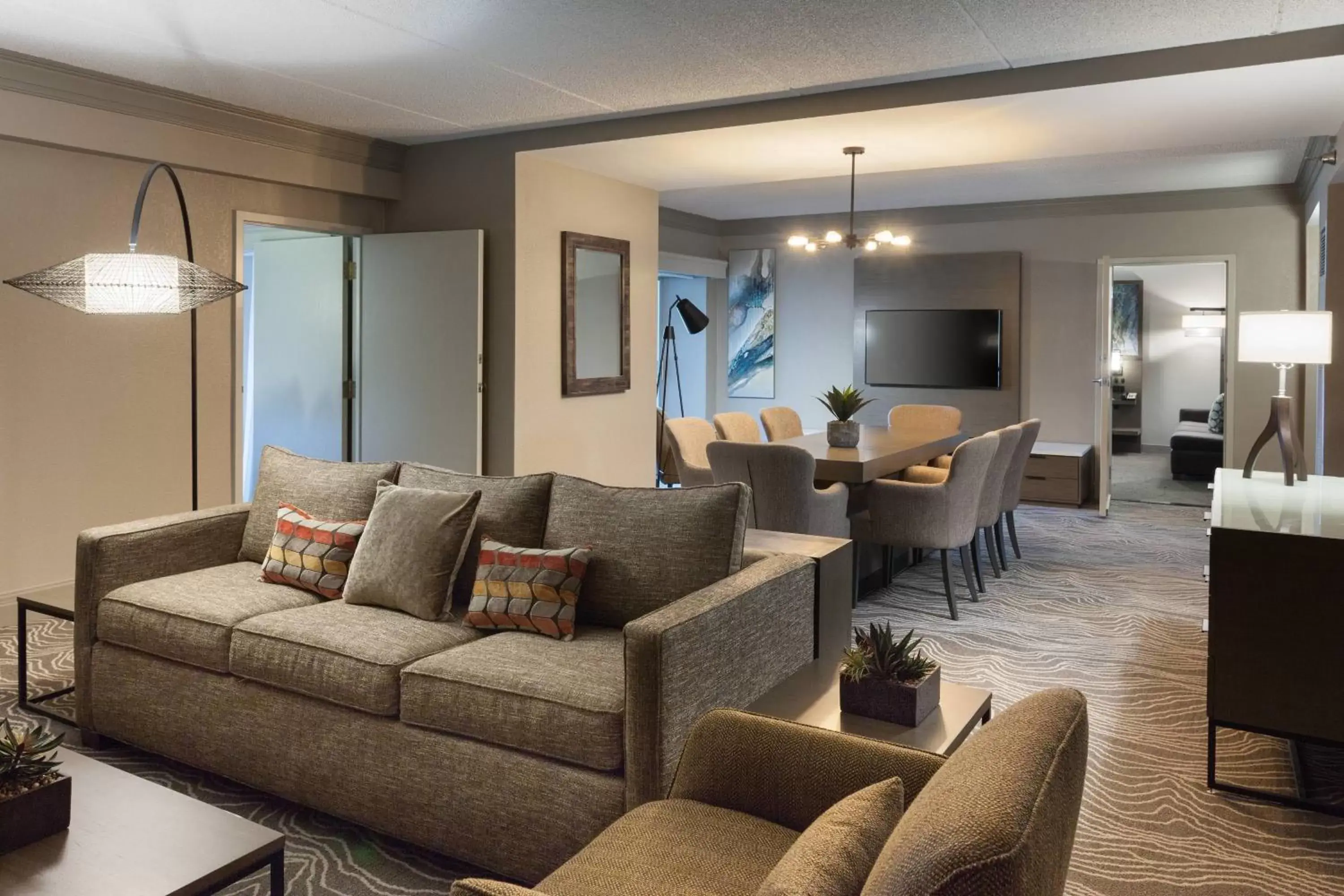 Bedroom, Seating Area in Marriott Savannah Riverfront