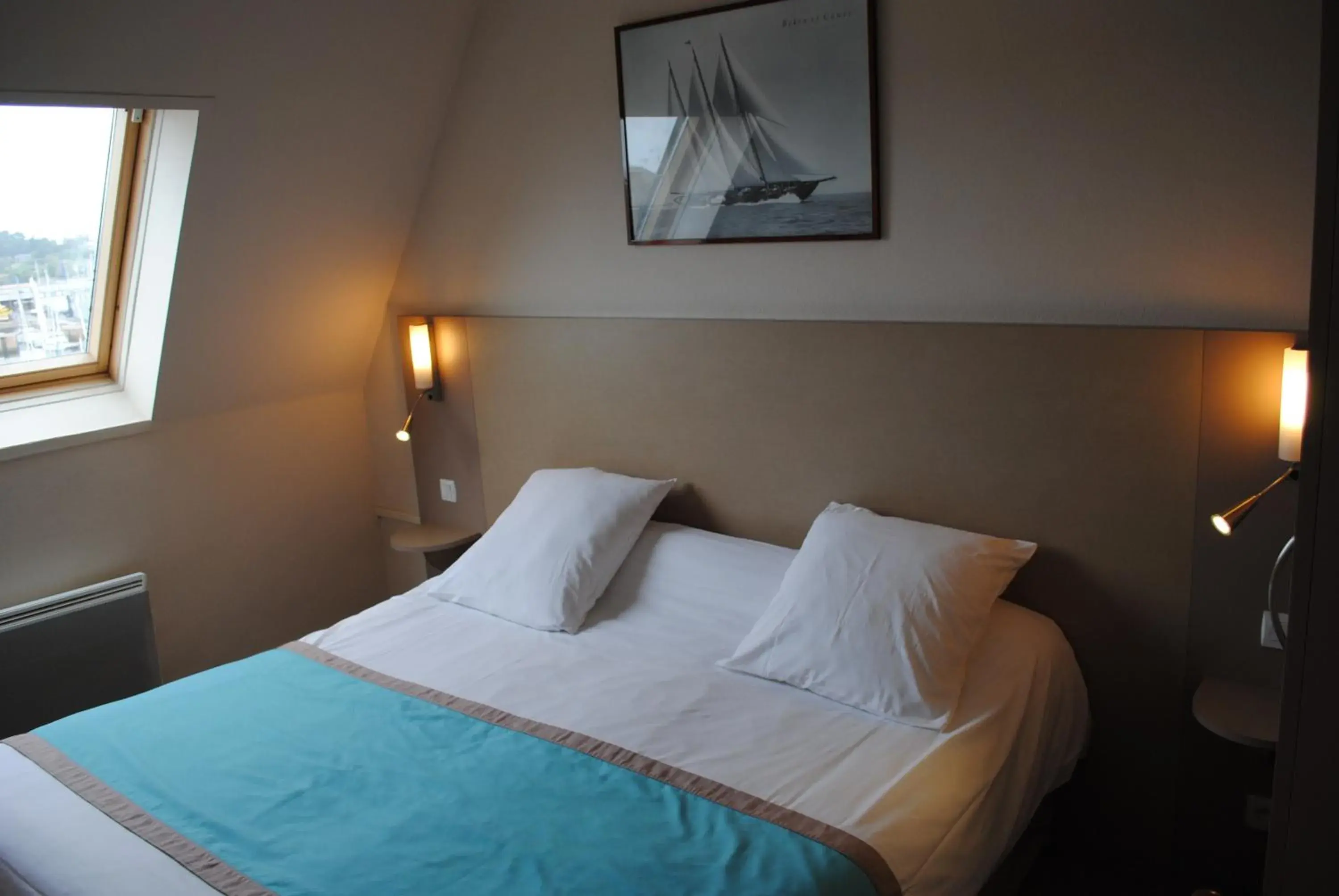 Photo of the whole room, Bed in Hotel Le Goelo - Port de Paimpol