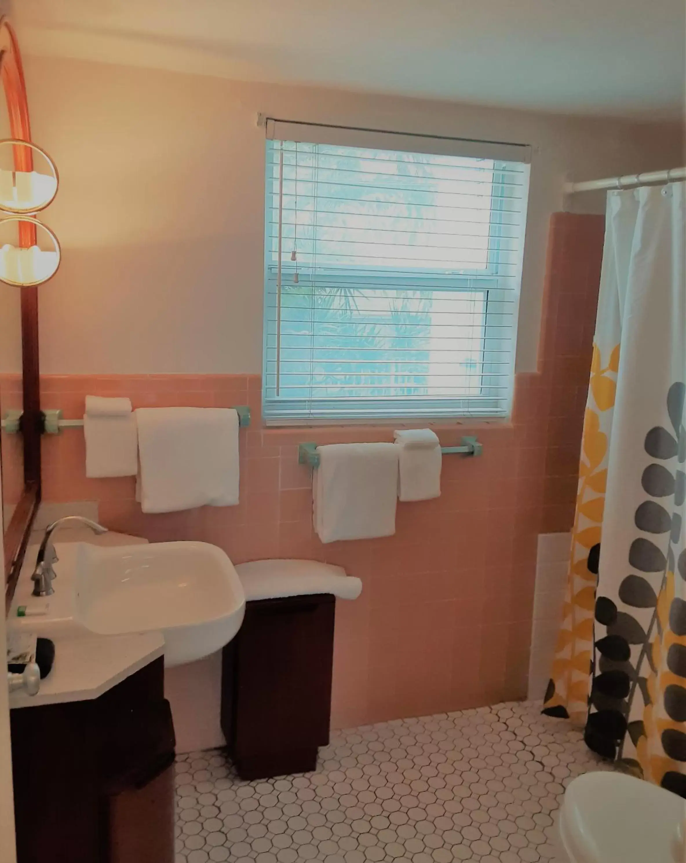 Shower, Bathroom in Manhattan Tower Apartment Hotel