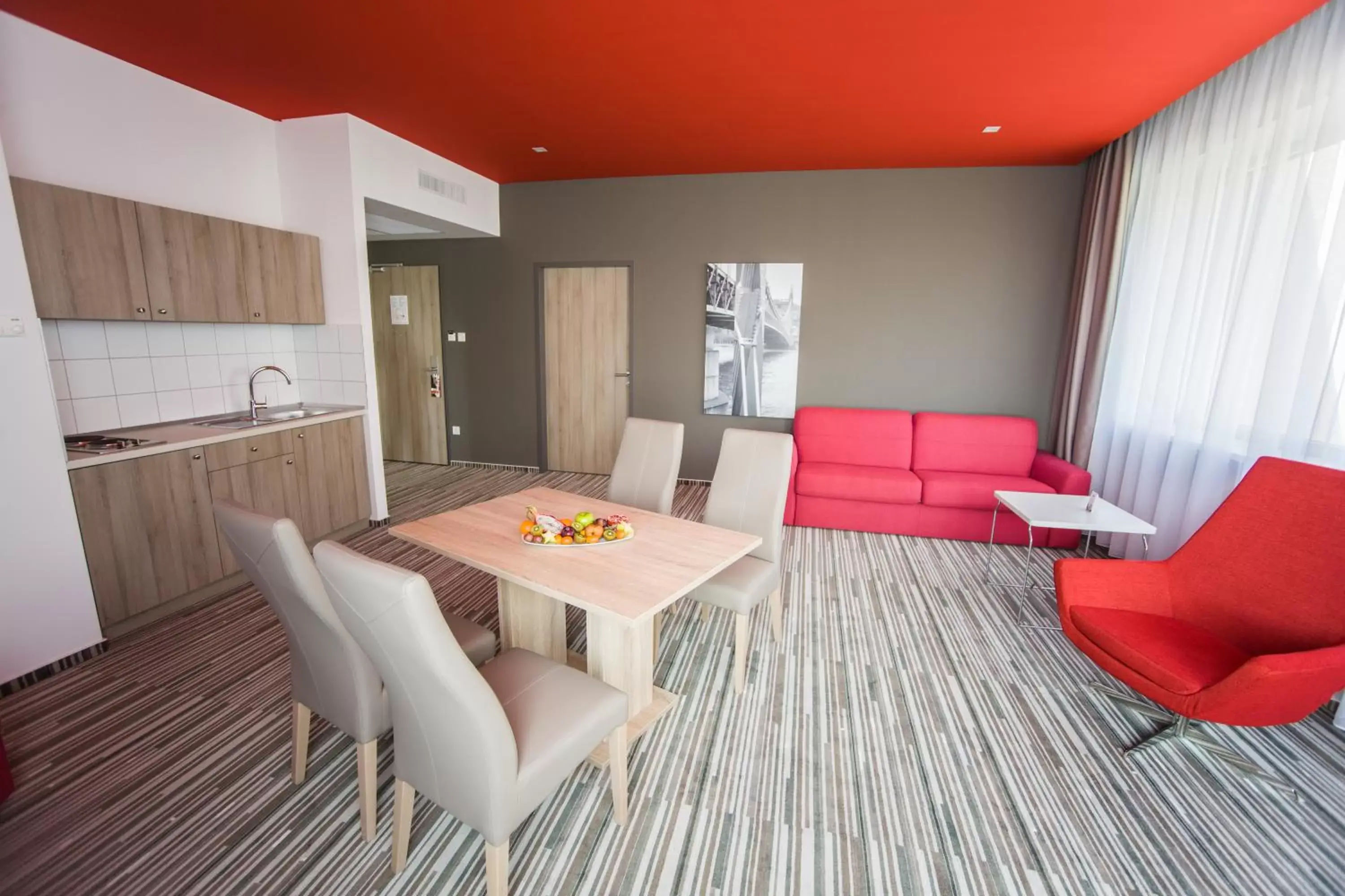 Living room, Dining Area in Park Inn By Radisson Budapest