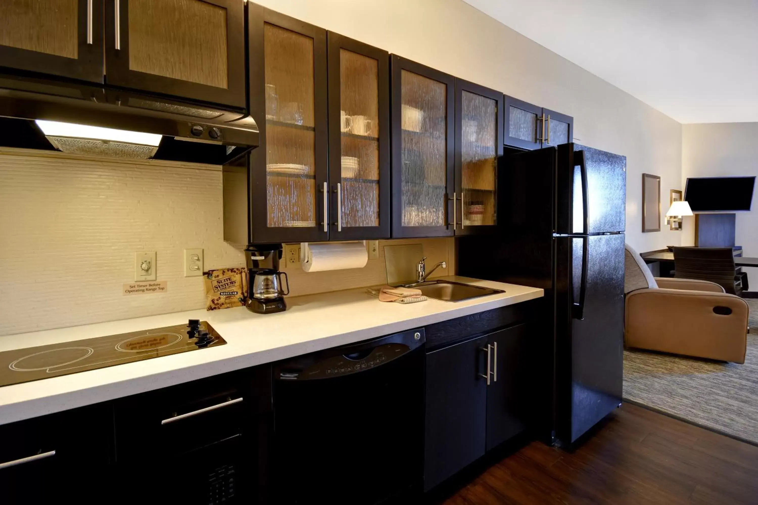 kitchen, Kitchen/Kitchenette in Candlewood Suites Carrollton, an IHG Hotel