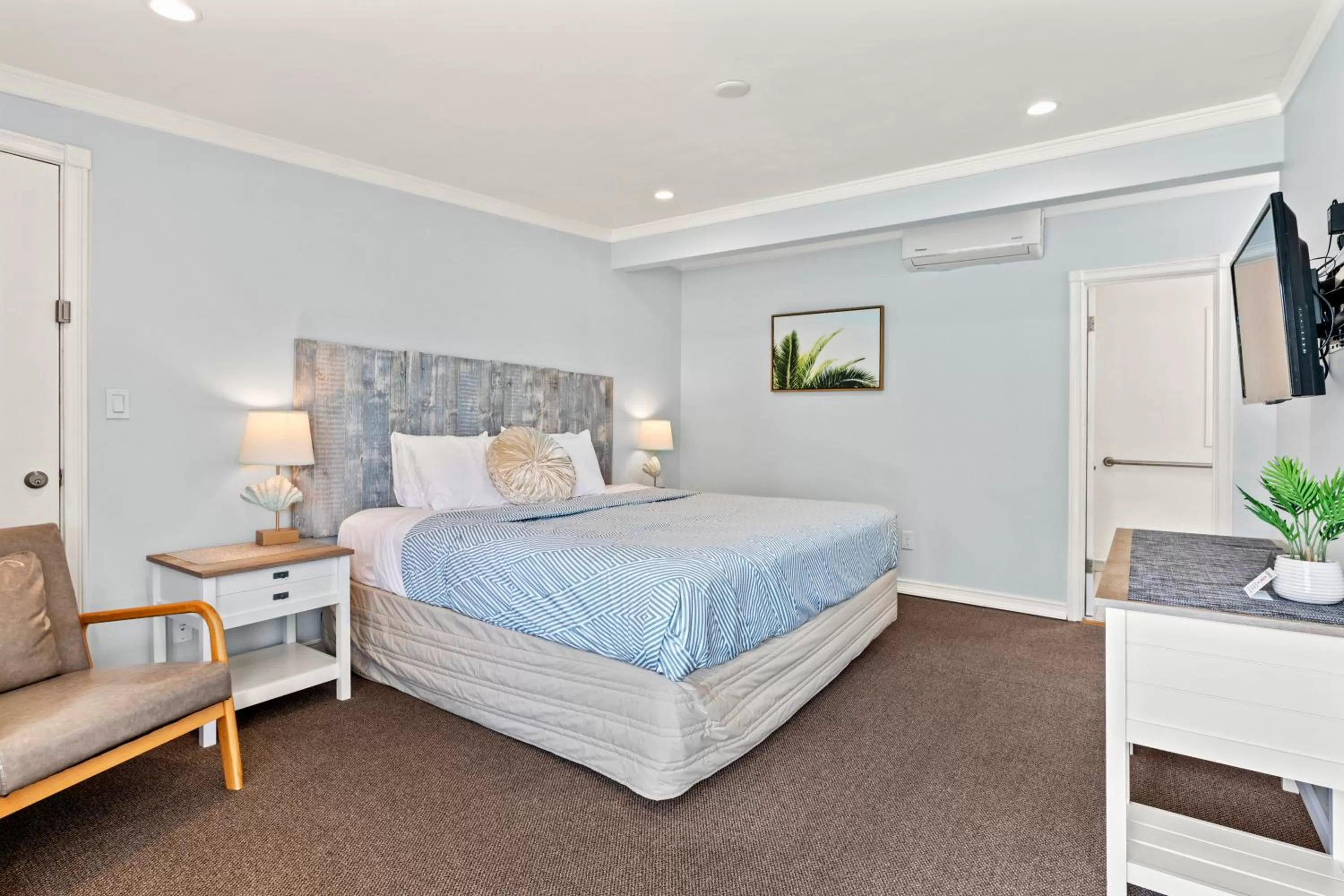 Shower, Bed in Ocean Lodge Santa Monica Beach Hotel