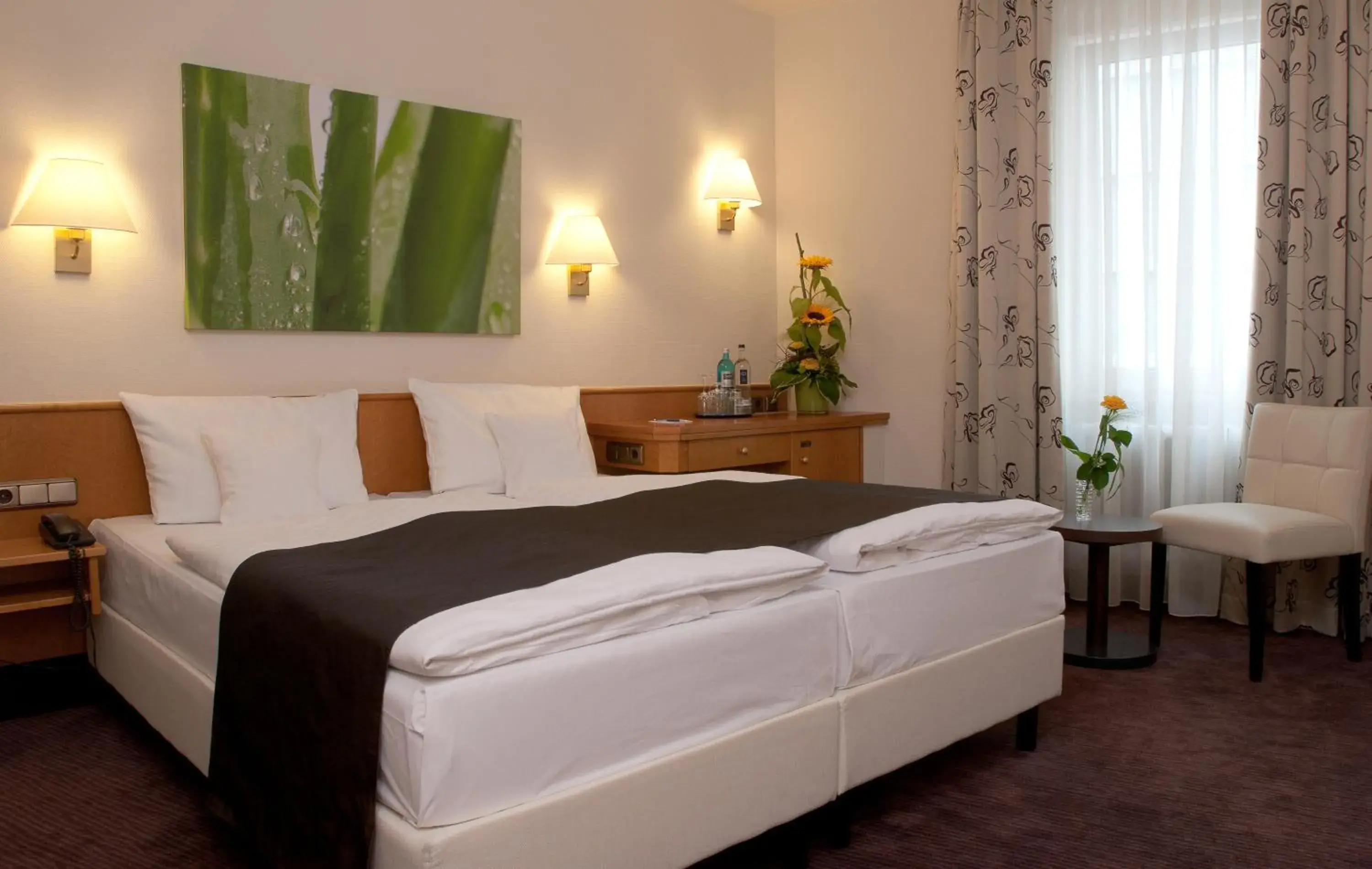 Photo of the whole room, Bed in The Domicil Hotel Frankfurt City