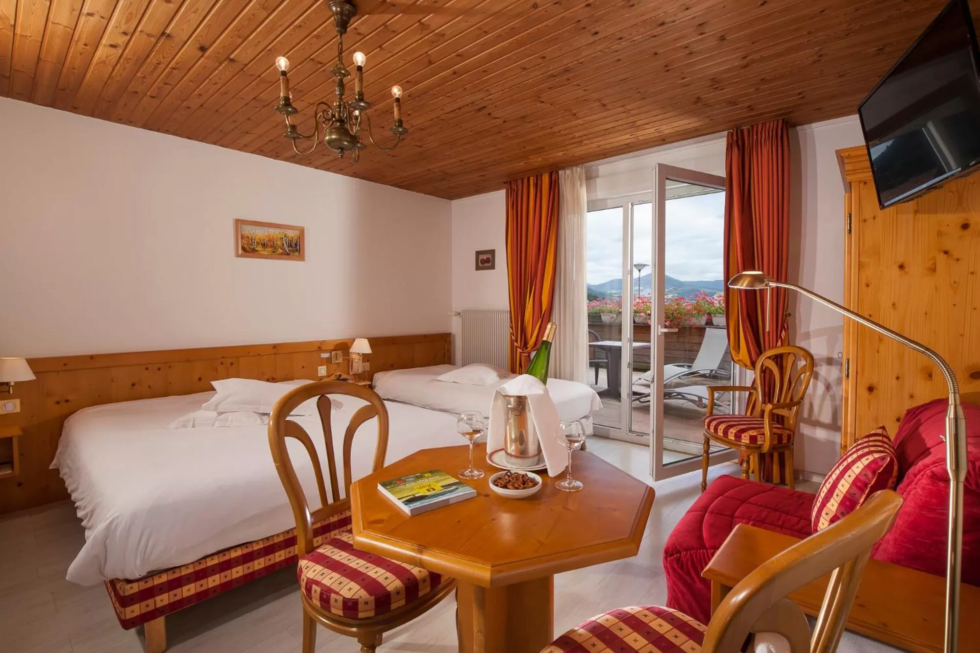 Patio, Bed in Logis Hostellerie Motel Au Bois Le Sire