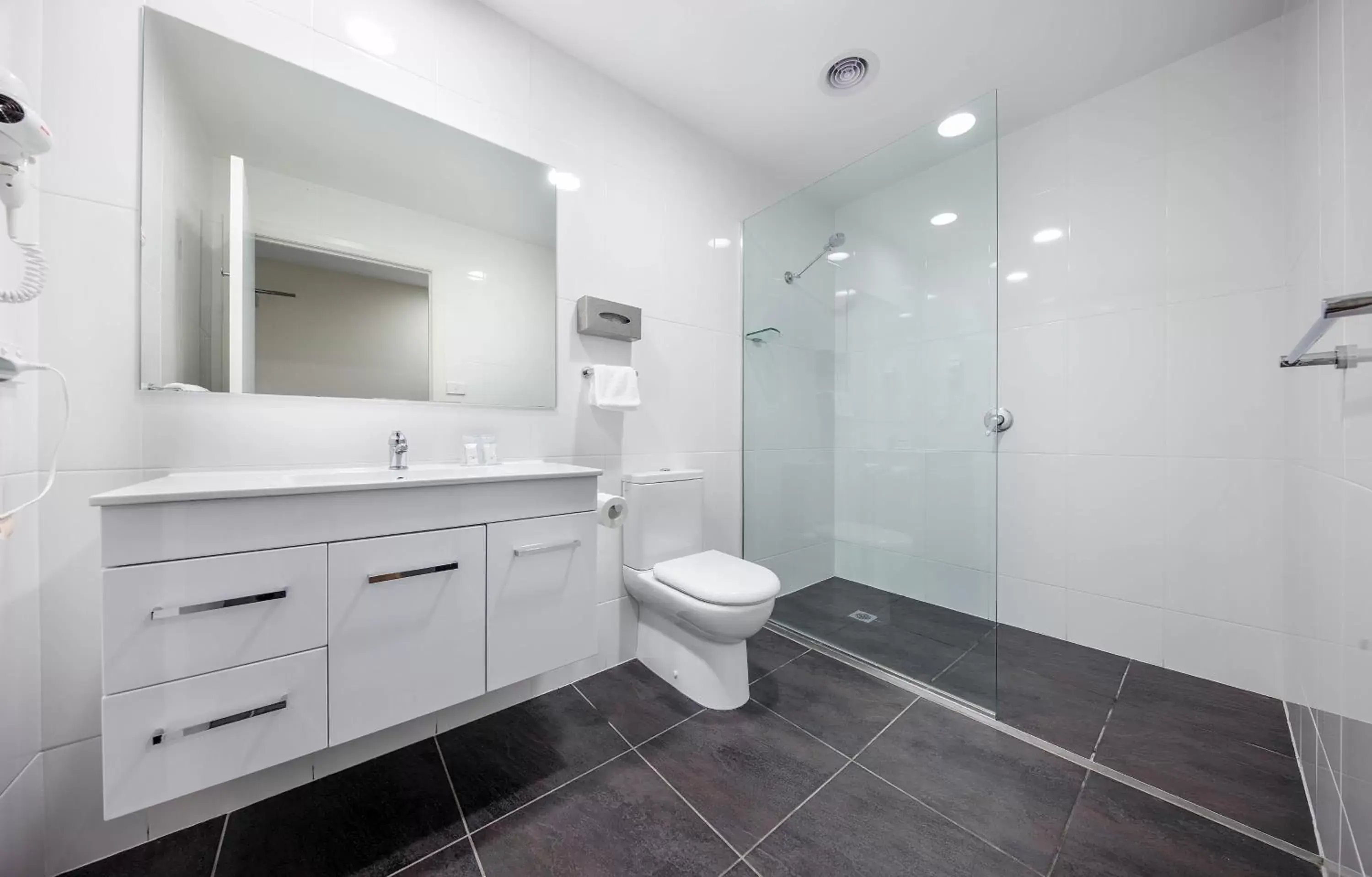 Bathroom in Belconnen Way Hotel & Serviced Apartments