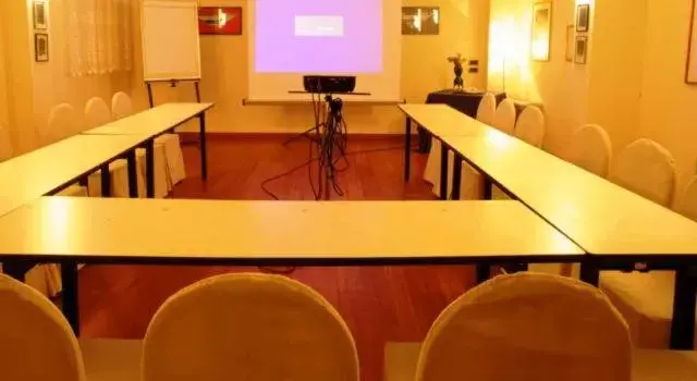 Business facilities, Business Area/Conference Room in Deco Hotel