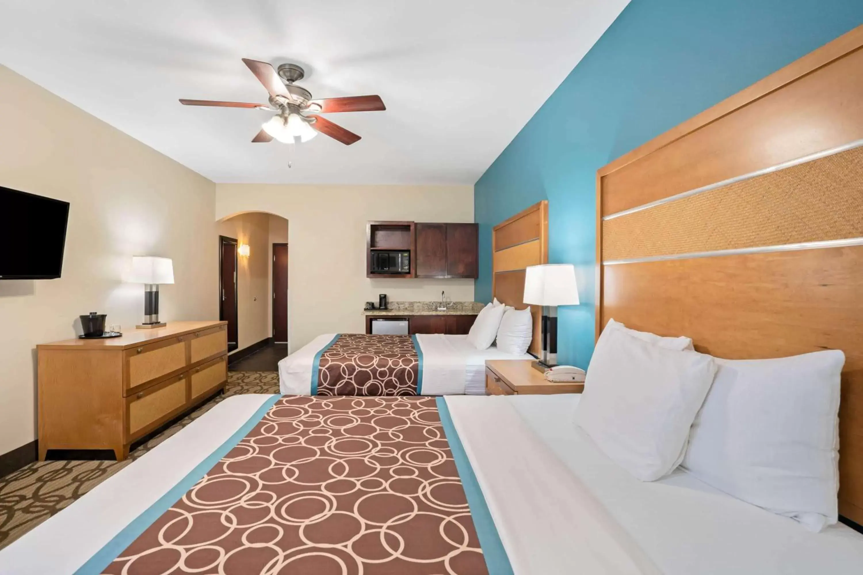 Photo of the whole room, Bed in La Quinta by Wyndham Houston Willowbrook