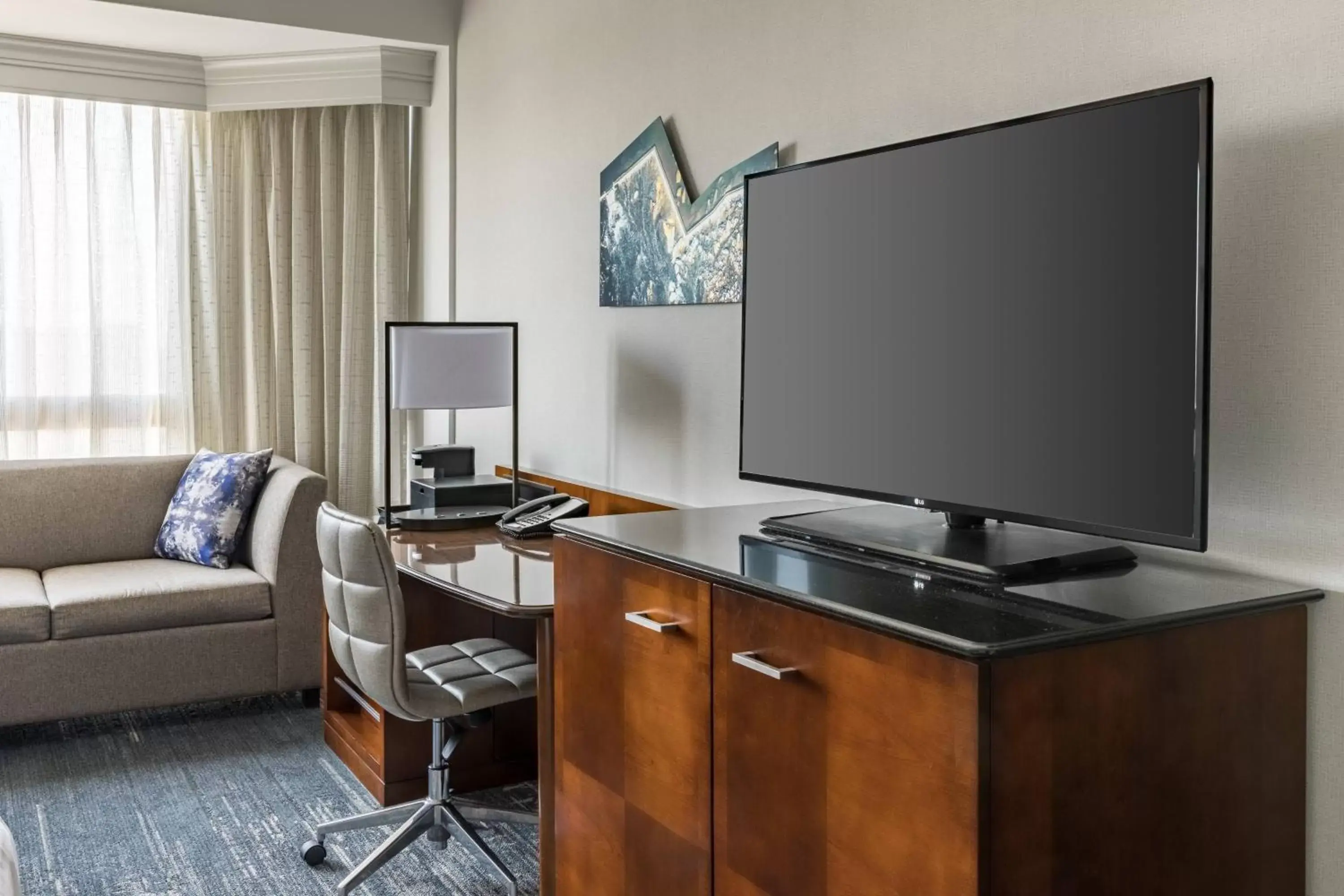 Photo of the whole room, TV/Entertainment Center in Richmond Marriott