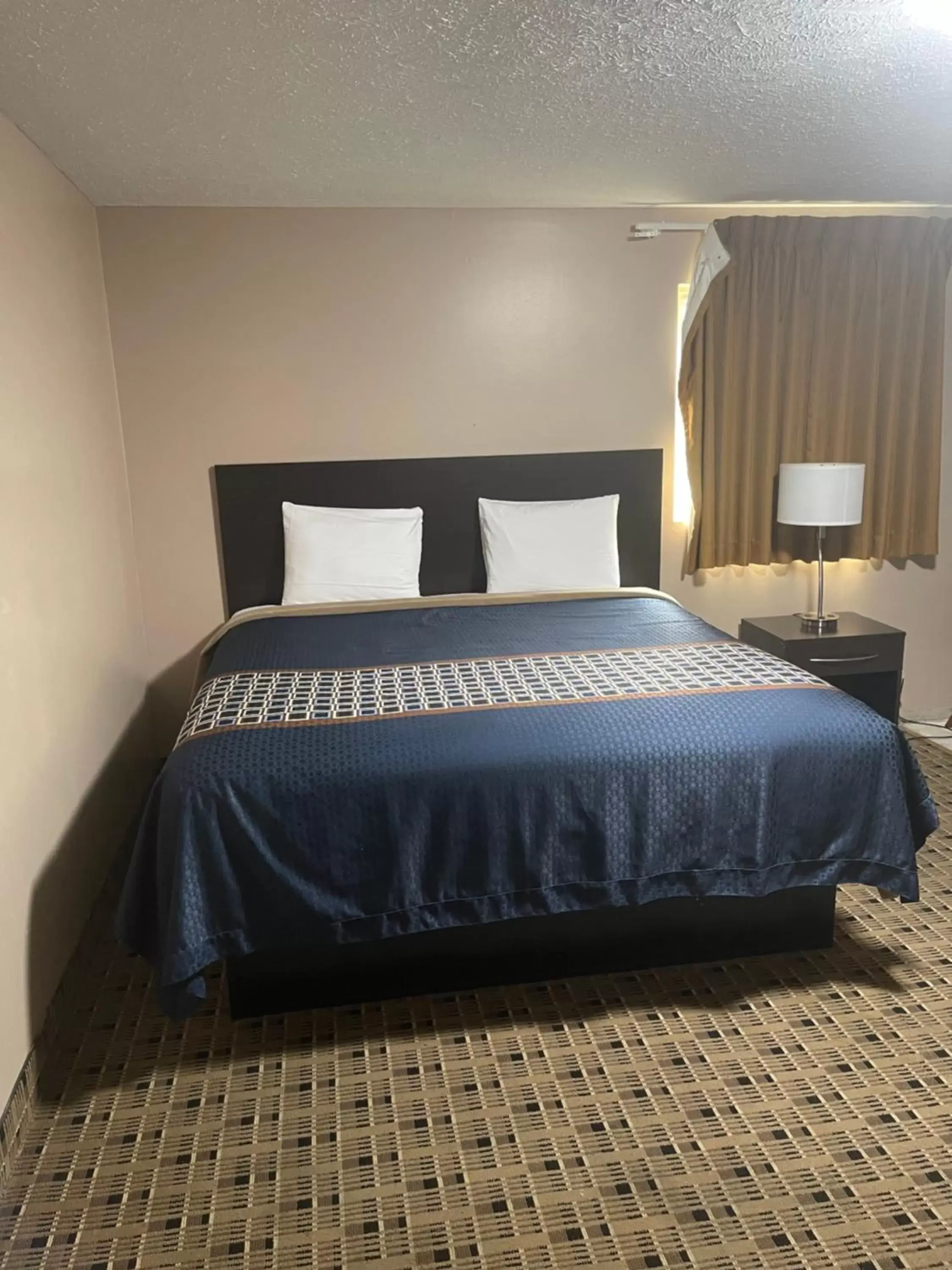 Bed in Economy Inn & Suites