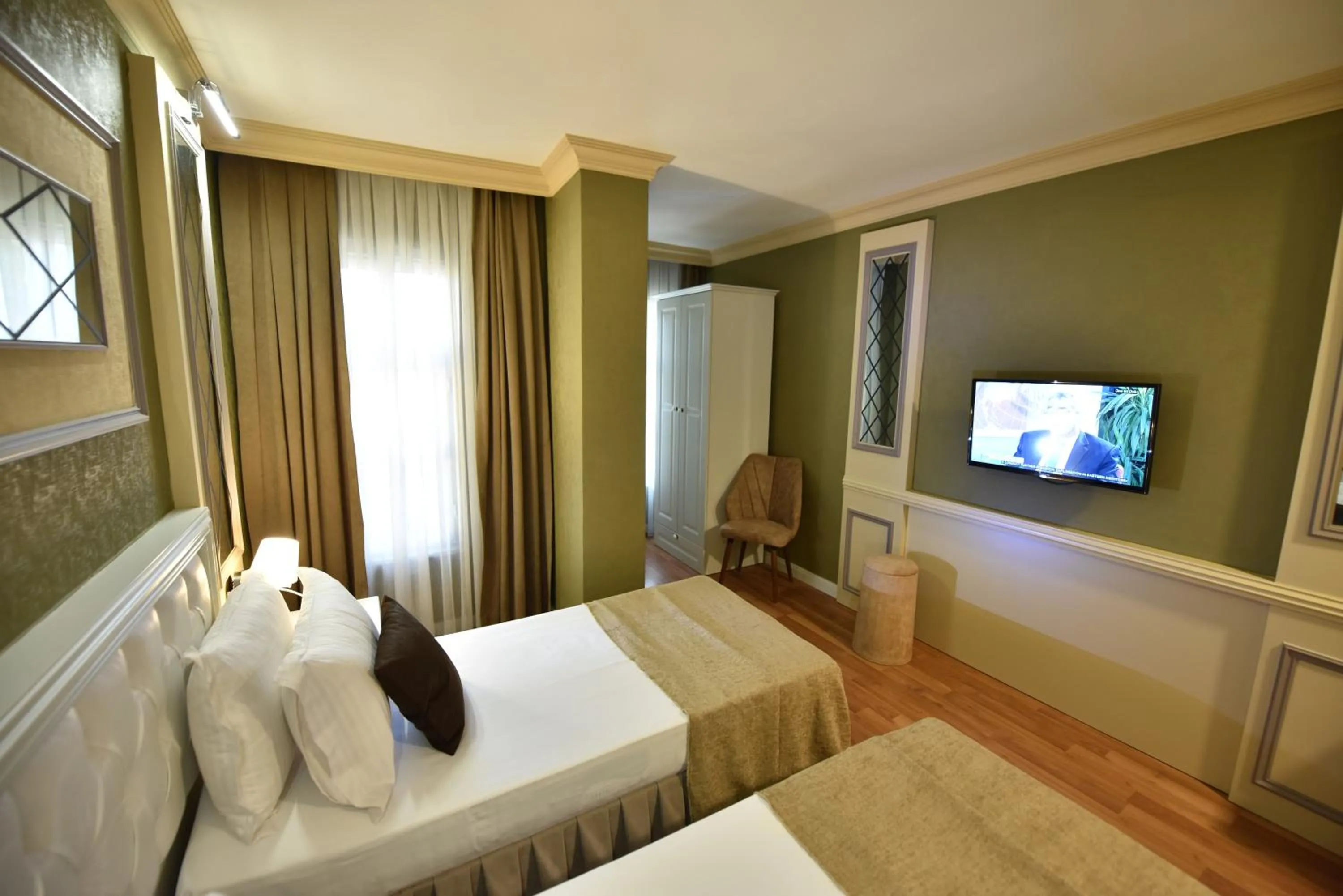 Photo of the whole room, Bed in Sunlight Hotel