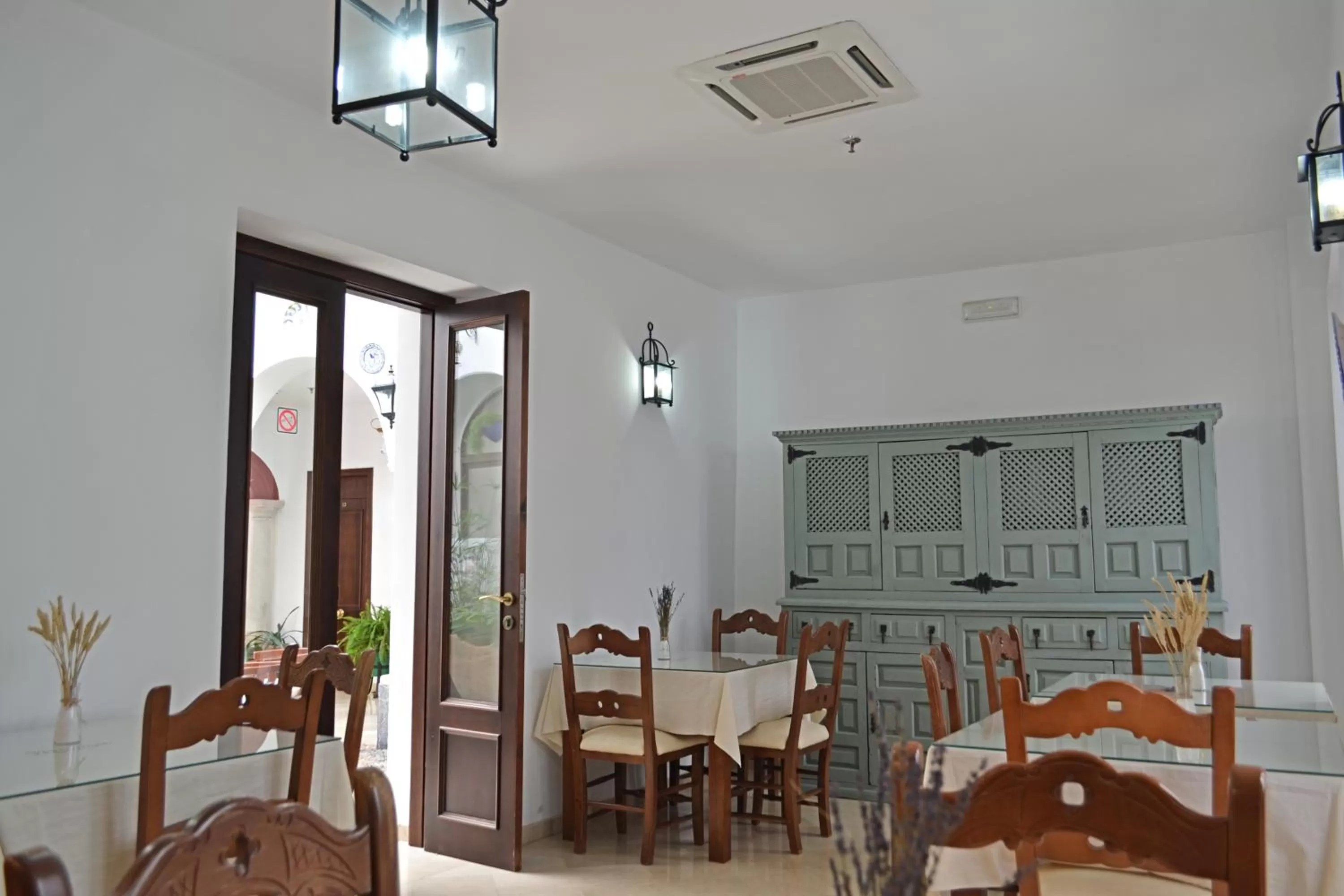 Dining area in Hotel Marisa