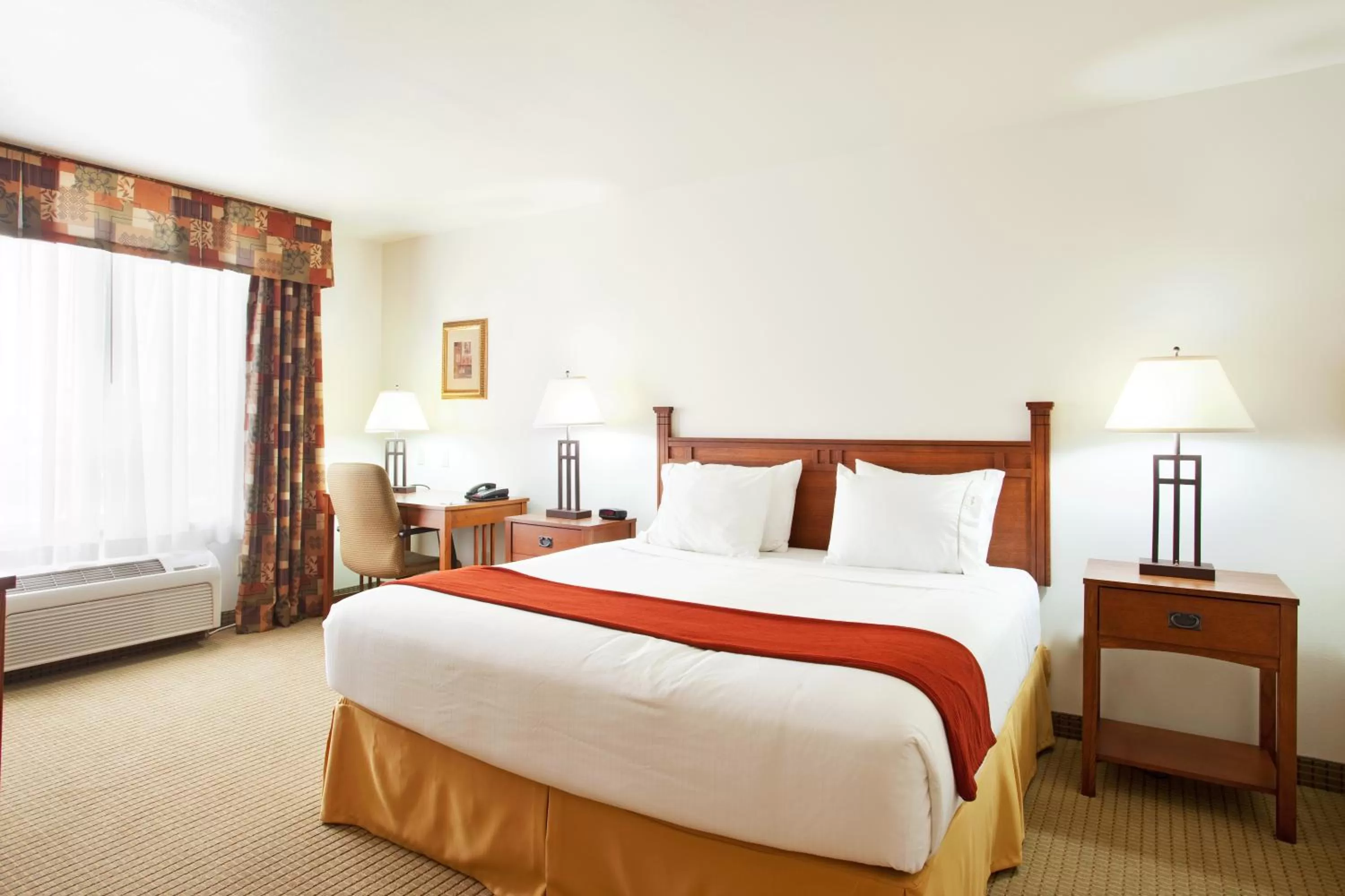 Bed in Holiday Inn Express Hotel & Suites Mattoon by IHG