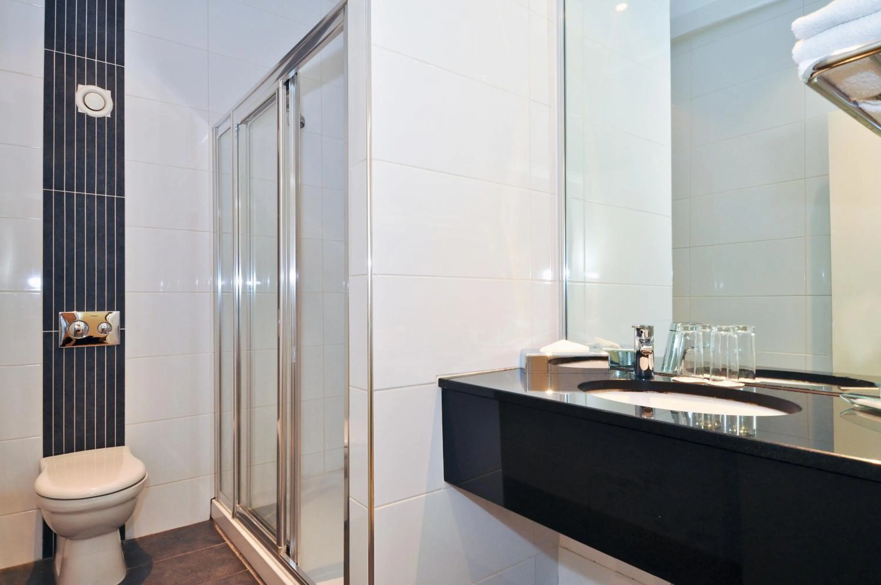 Bathroom in Skeffington Arms Hotel