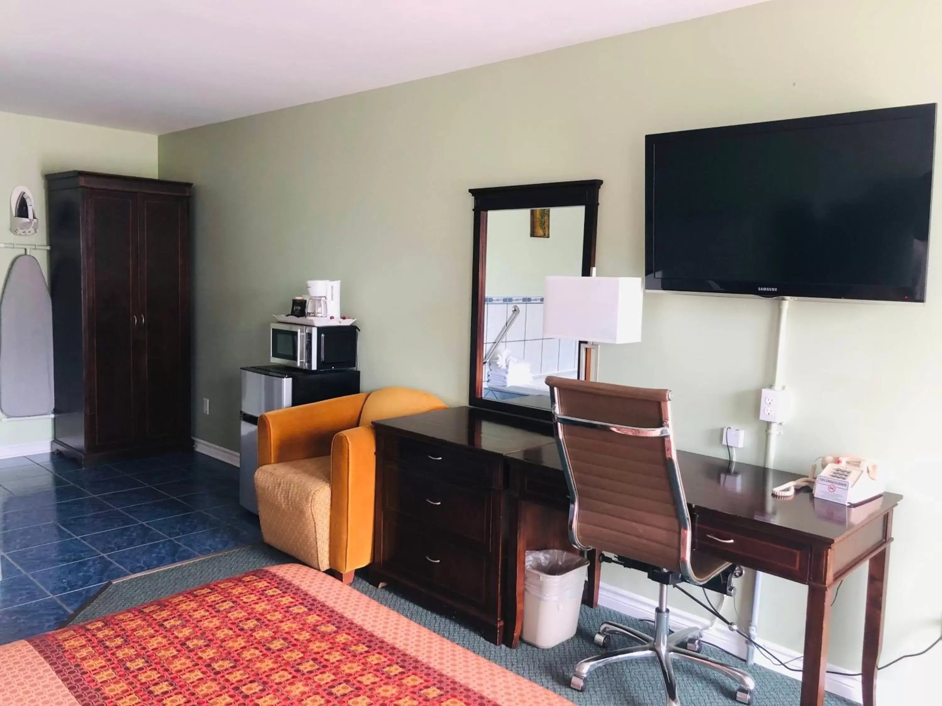 TV/Entertainment Center in Perth Plaza Inn & Suites