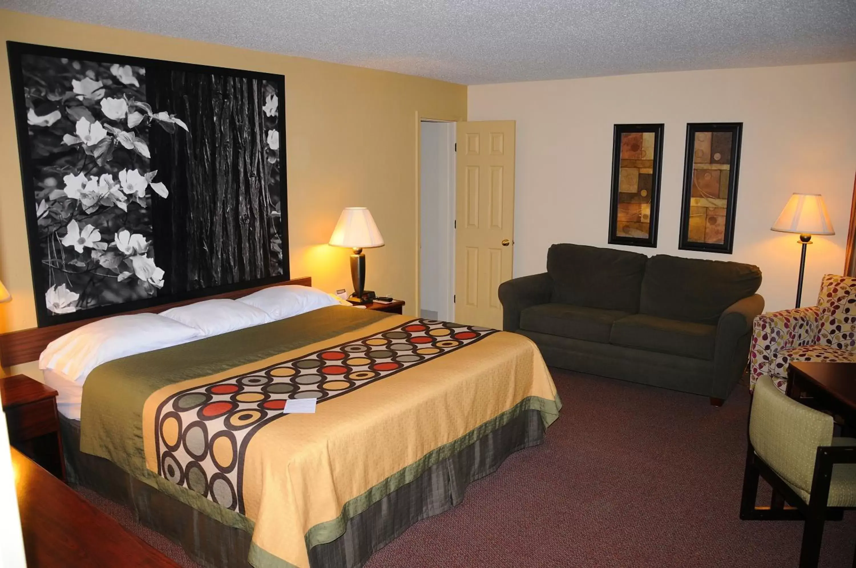 Photo of the whole room, Bed in Super 8 by Wyndham Lamar