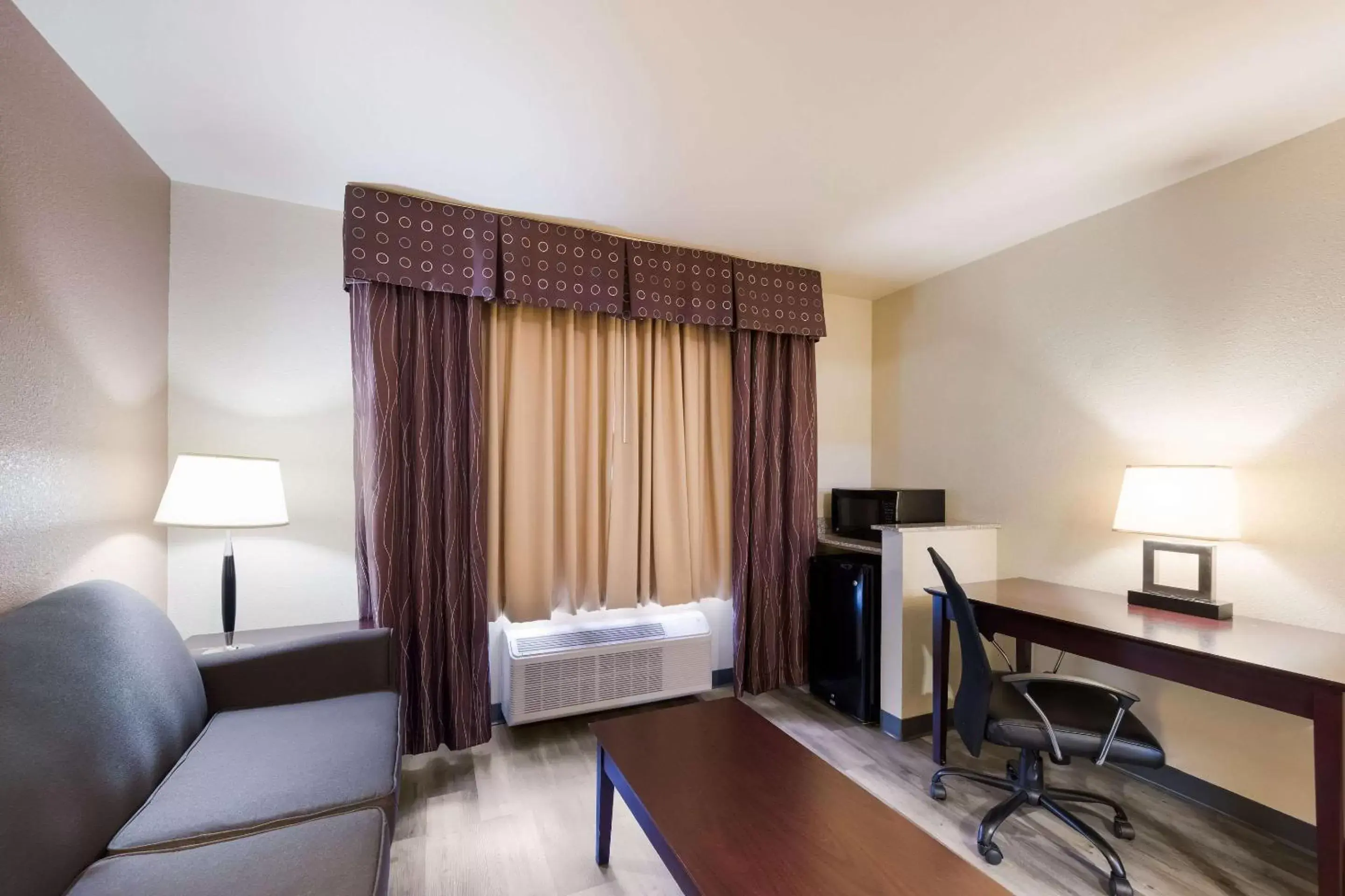 Bedroom, TV/Entertainment Center in Quality Inn and Suites Terrell