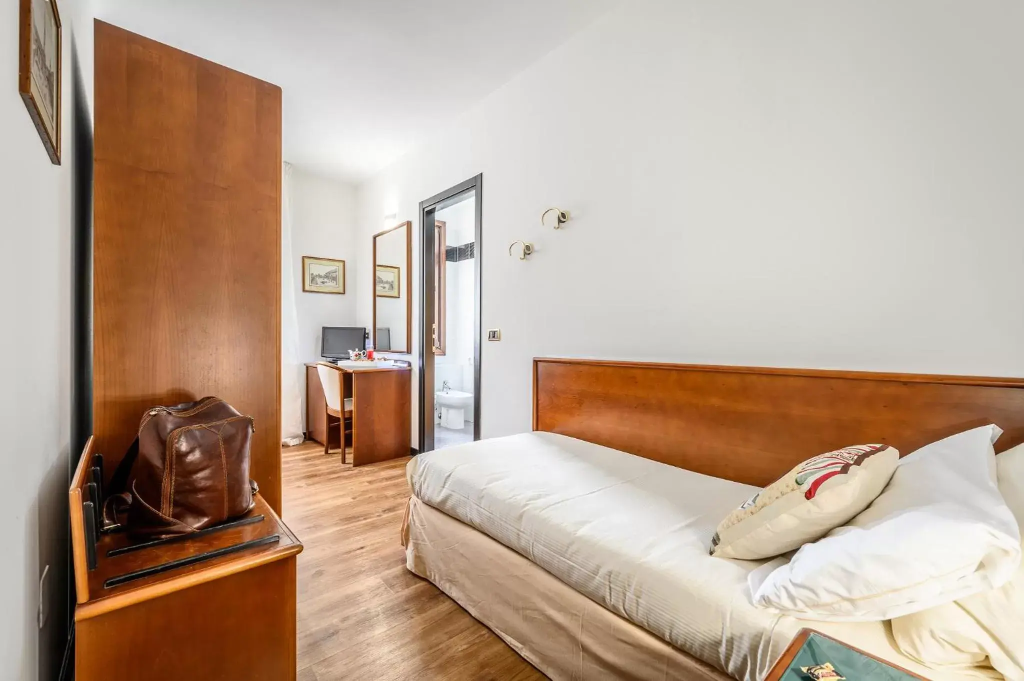 Bedroom, Seating Area in Hotel Daunia