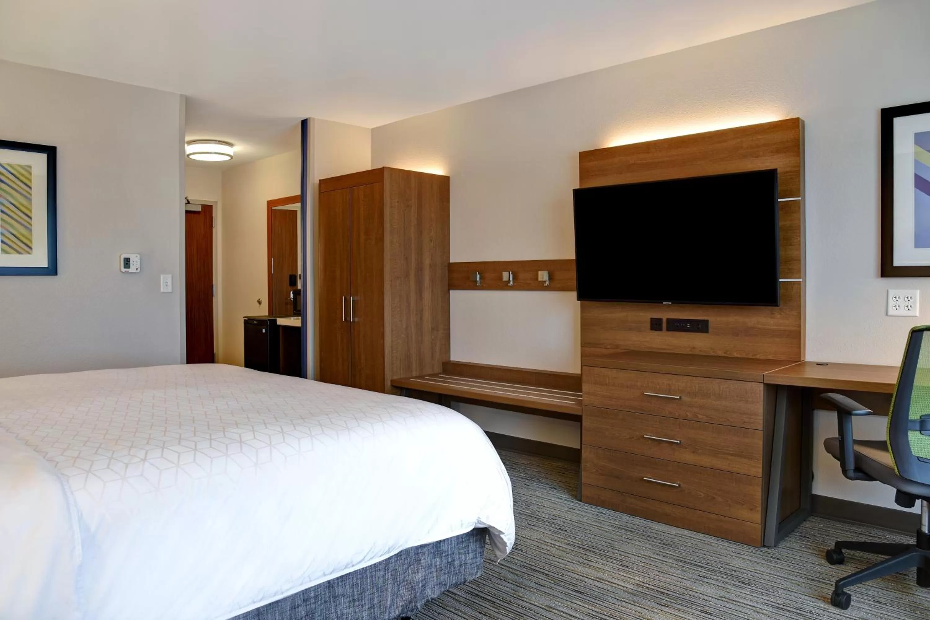 Photo of the whole room, Bed in Holiday Inn Express & Suites - Ottawa by IHG