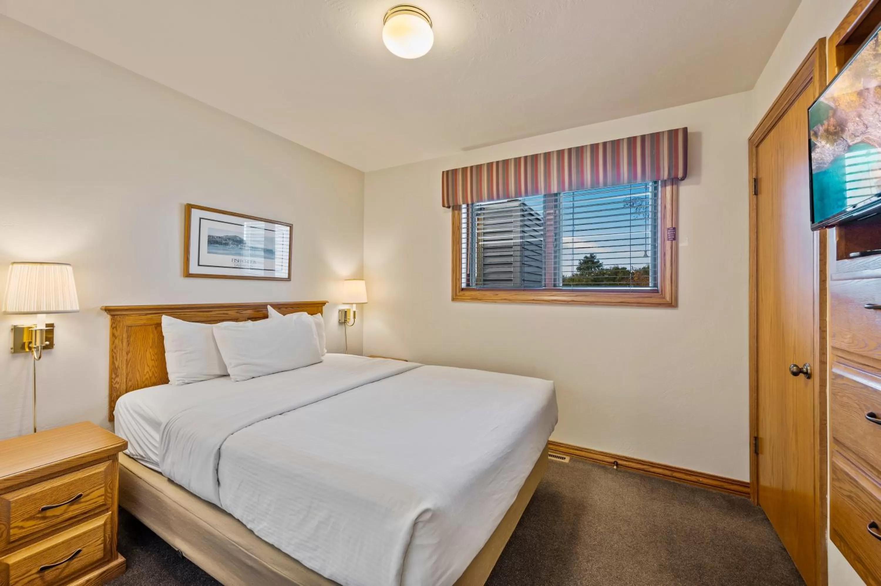 Bedroom, Bed in Evergreen Hill Condominiums