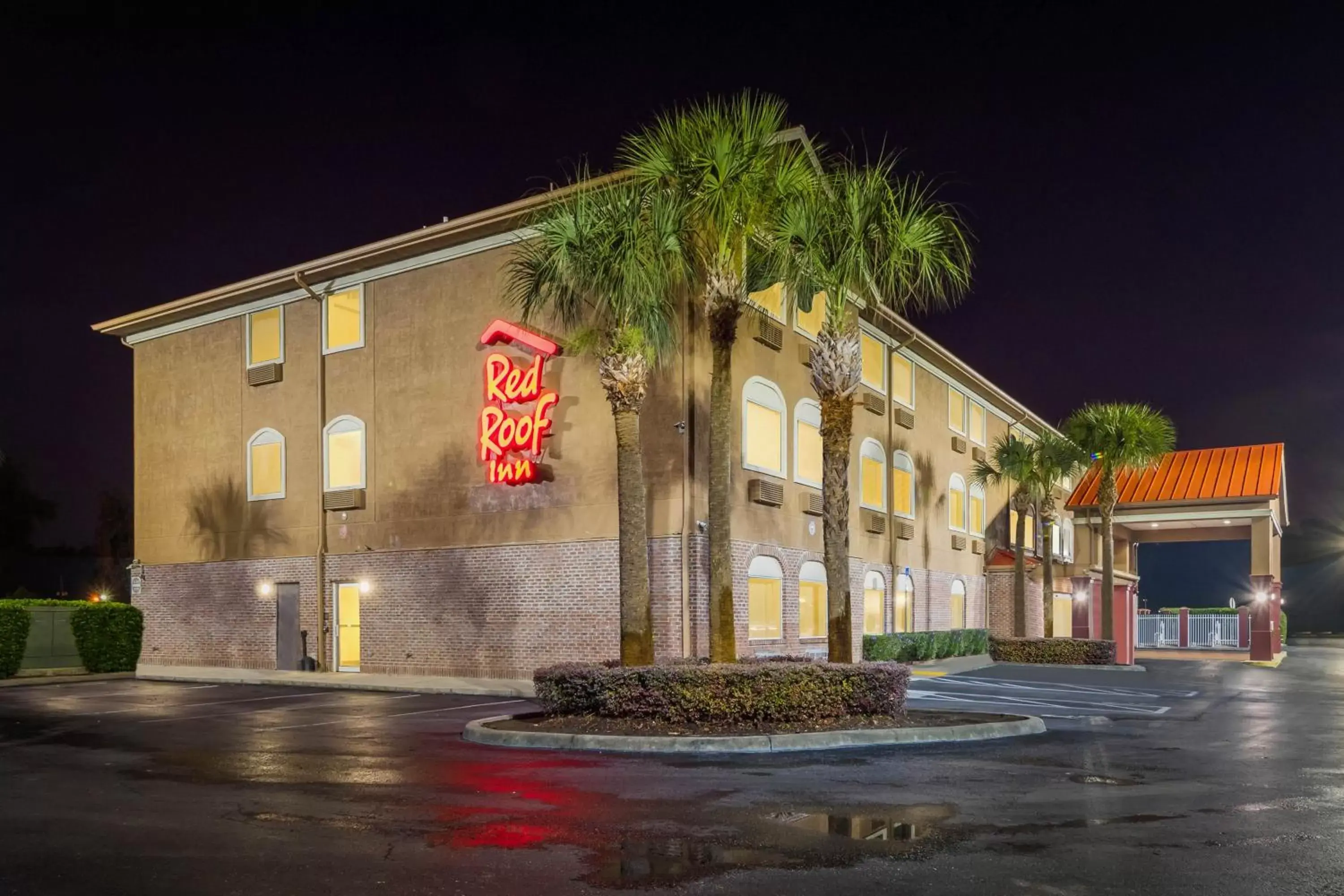 Photo of the whole room, Property Building in Red Roof Inn Ocala