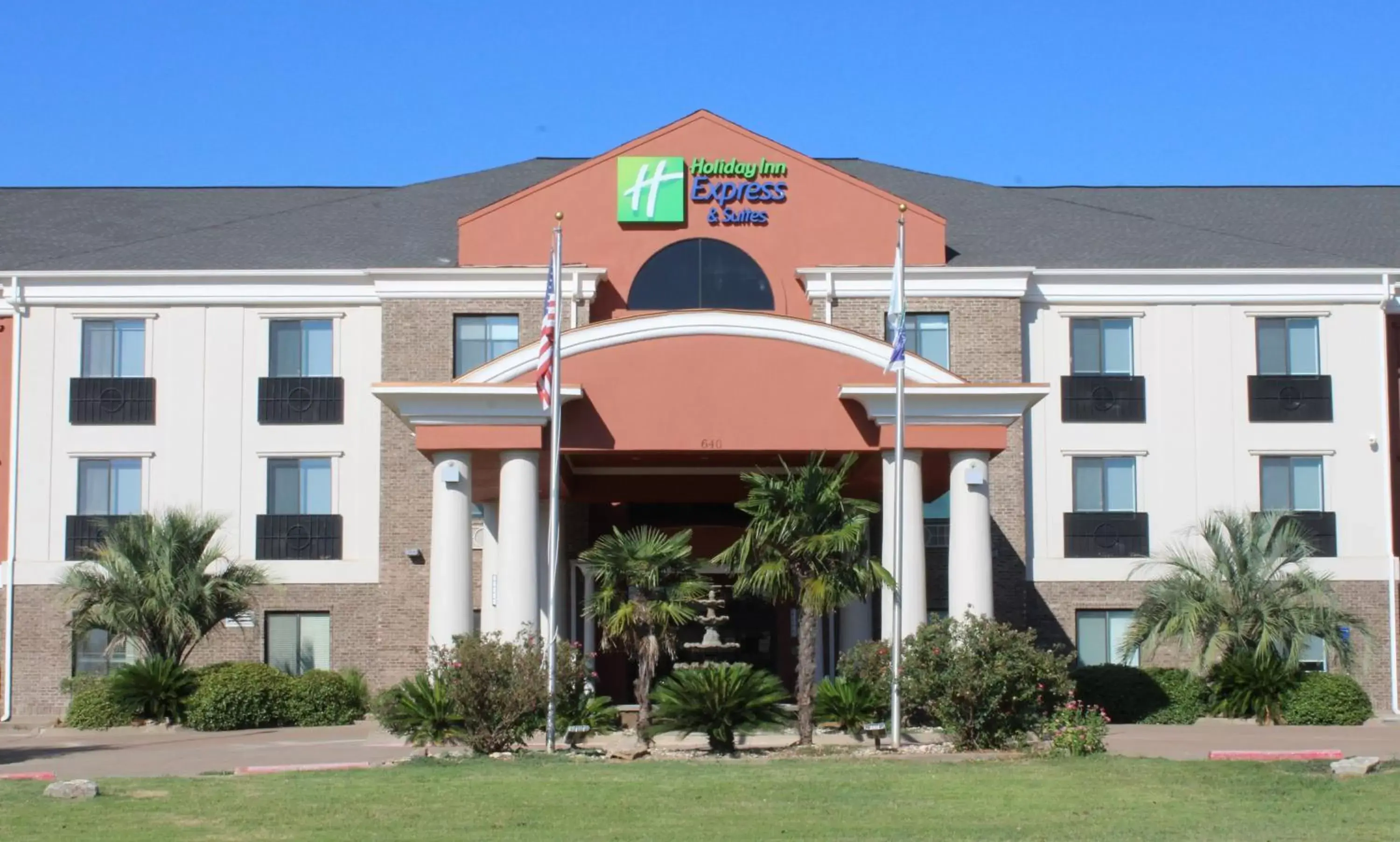 Property Building in Holiday Inn Express Hotel and Suites Fairfield-North, an IHG Hotel