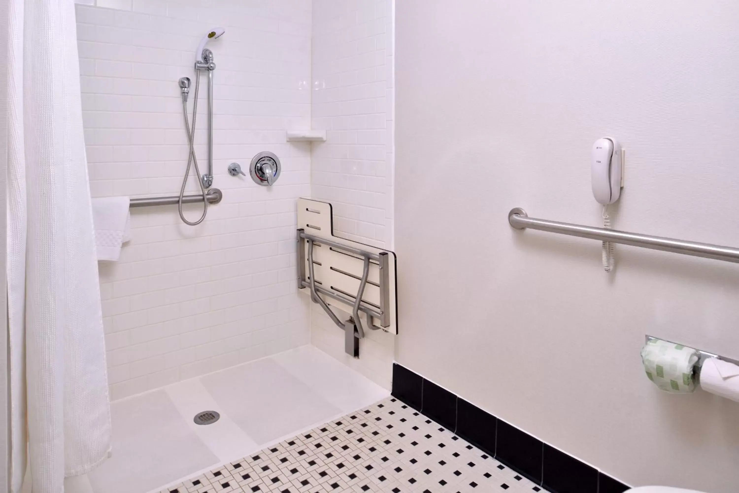 Bathroom in Fairfield Inn & Suites Raleigh-Durham Airport/Brier Creek