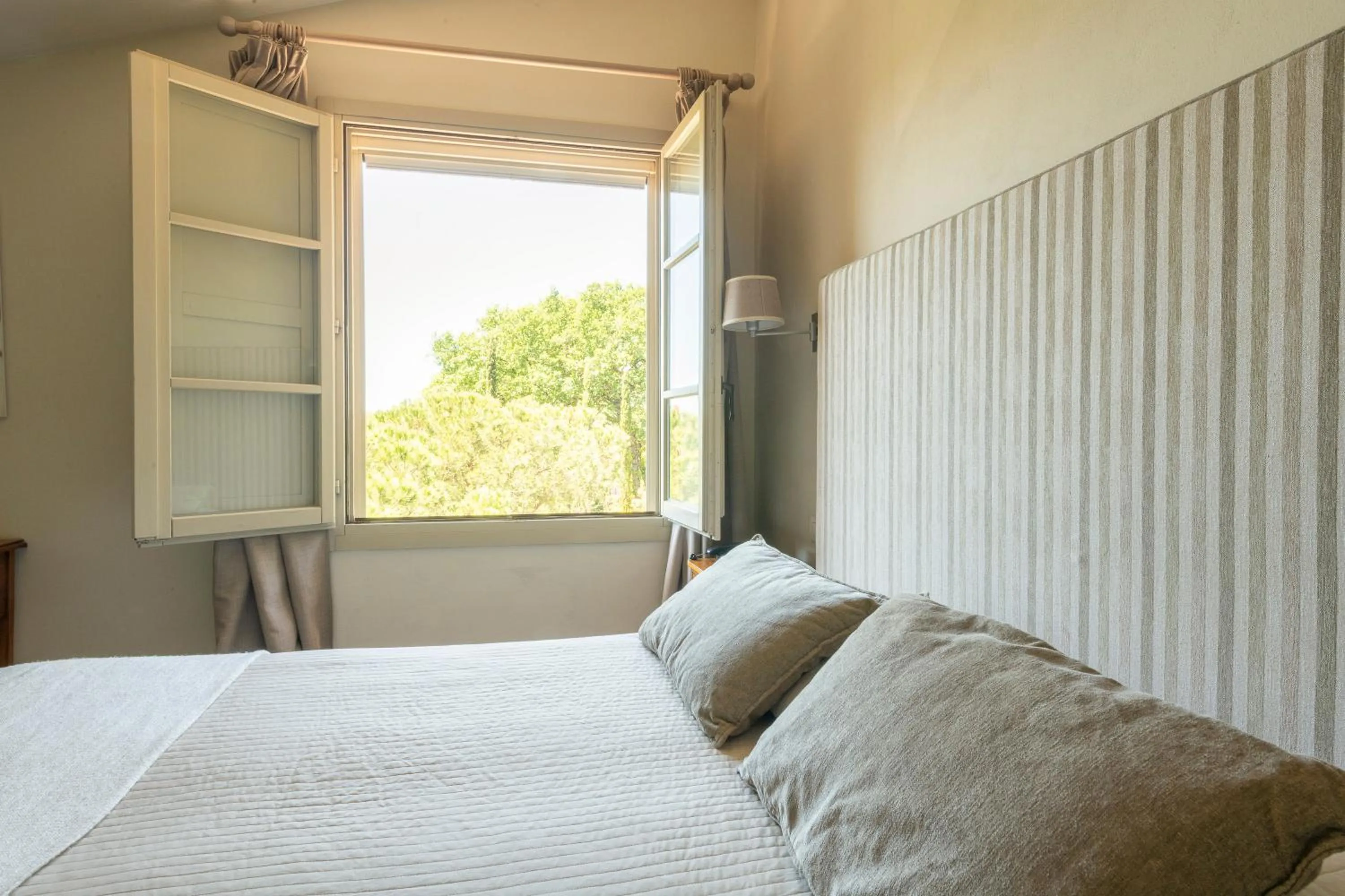 Inner courtyard view, Bed in Si Montalcino Hotel