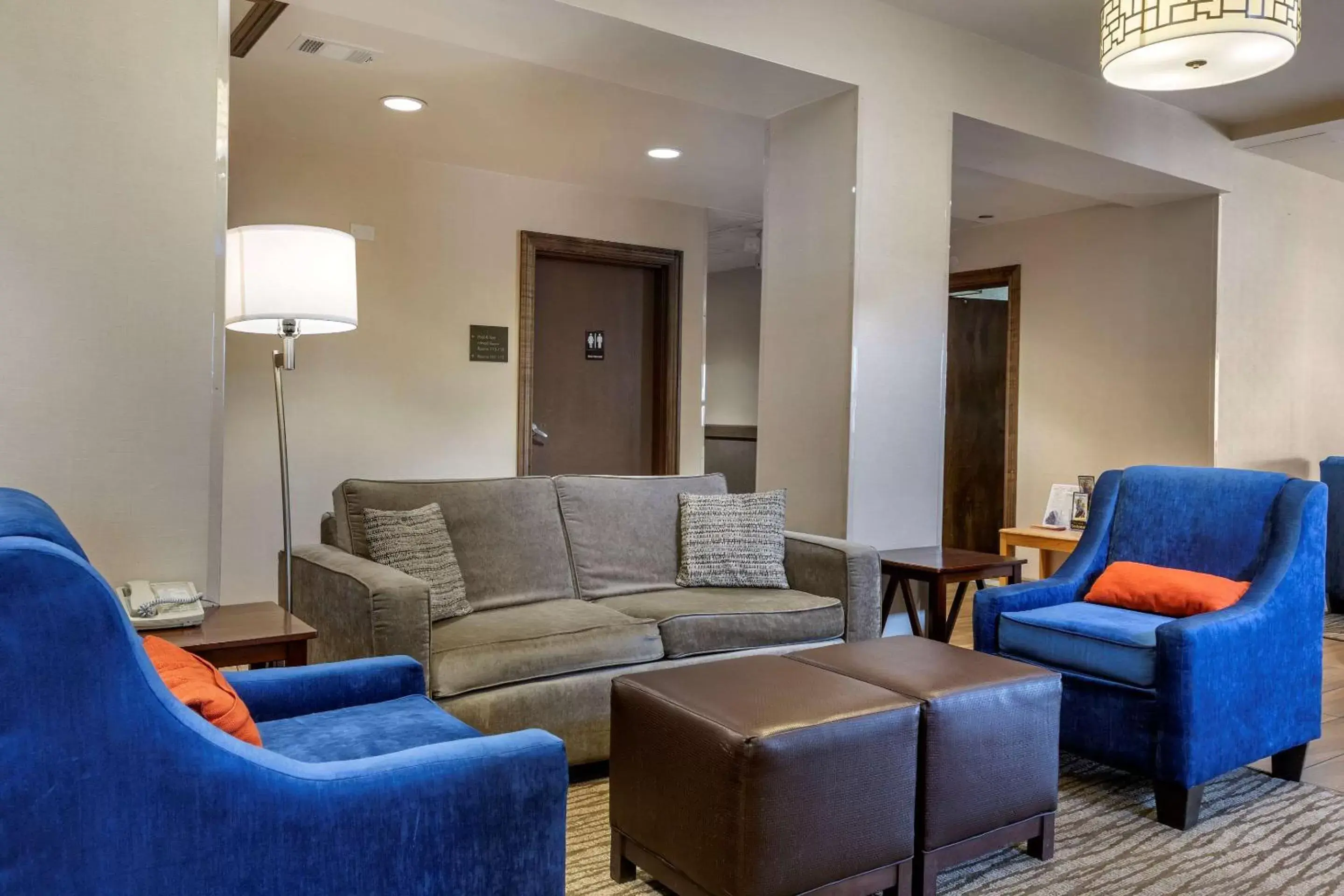 Lobby or reception, Seating Area in Comfort Inn Lucky Lane