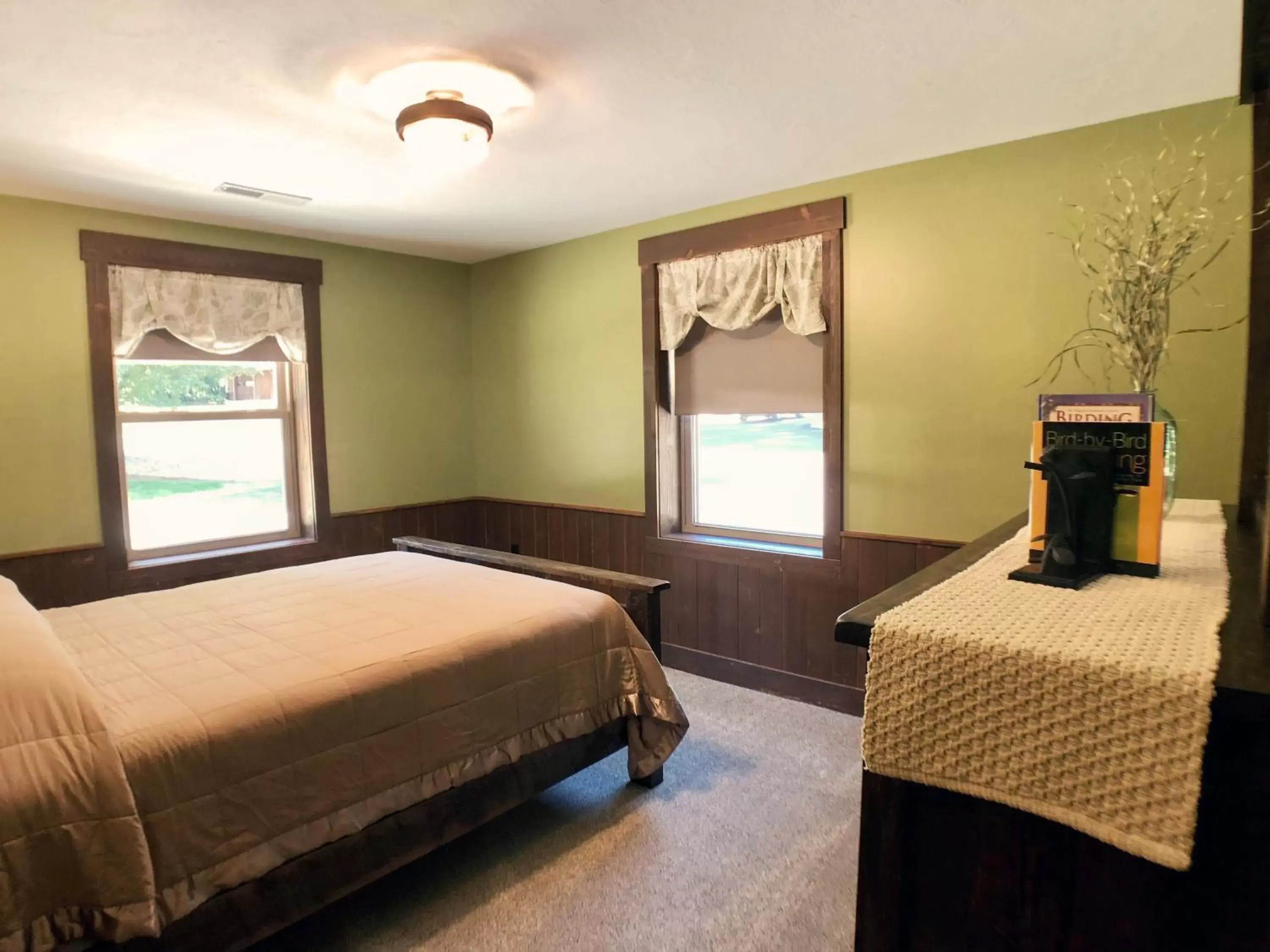 Sojourner's Lodge & Log Cabin Suites