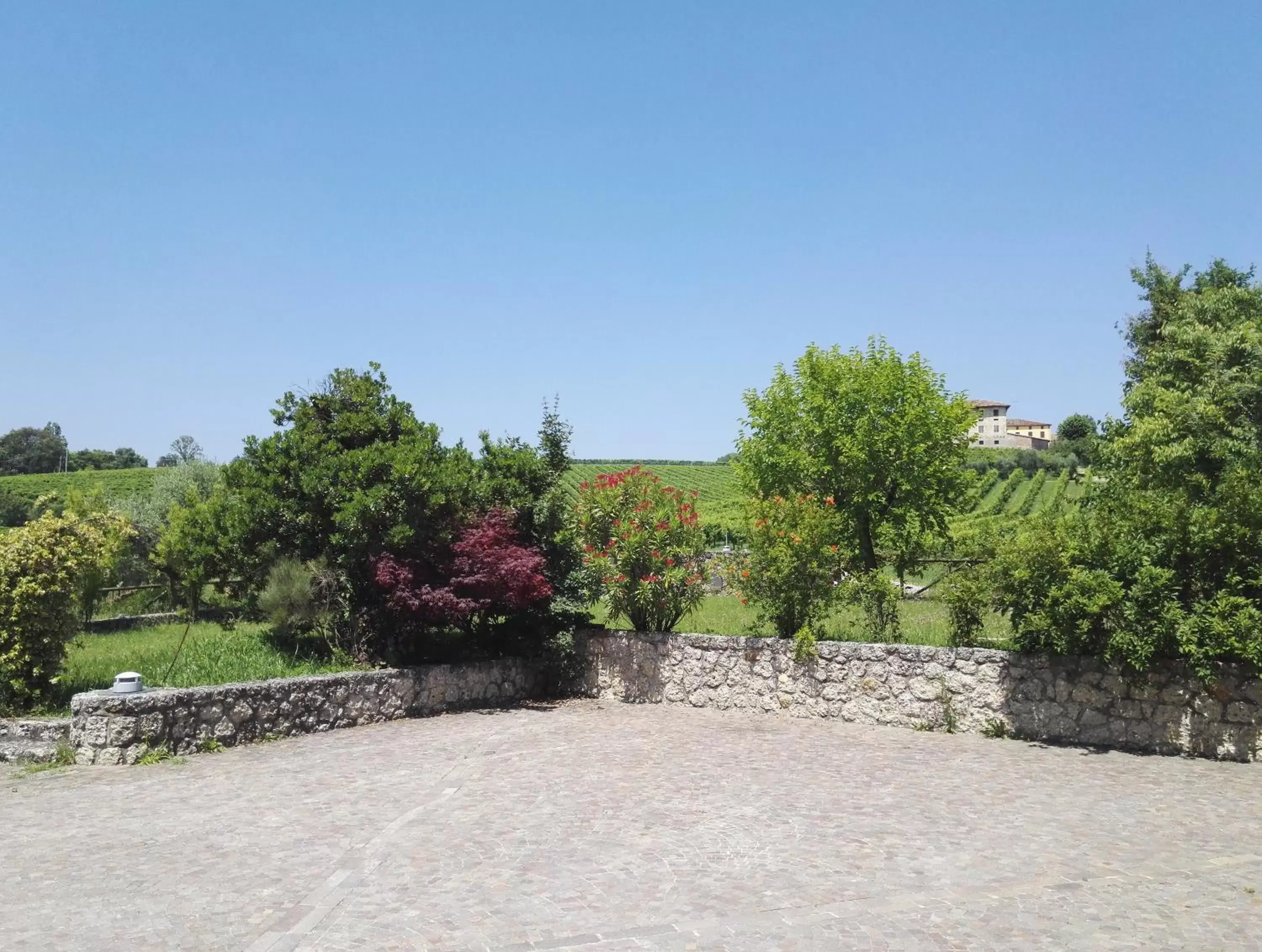 Inner courtyard view in Il giuggiolo