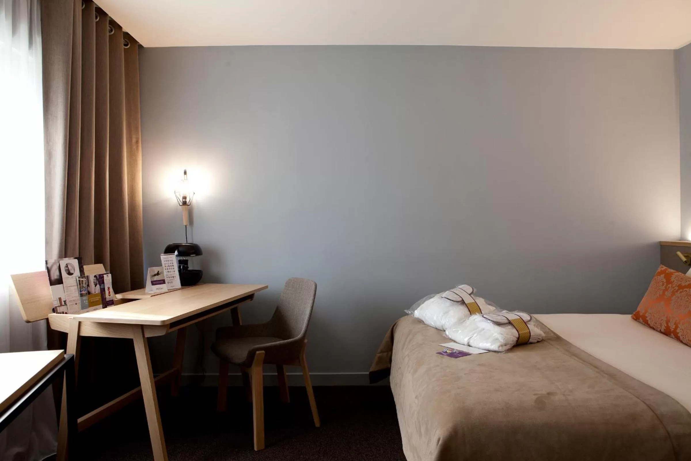 Property building, Bed in Mercure Lyon Charbonnières