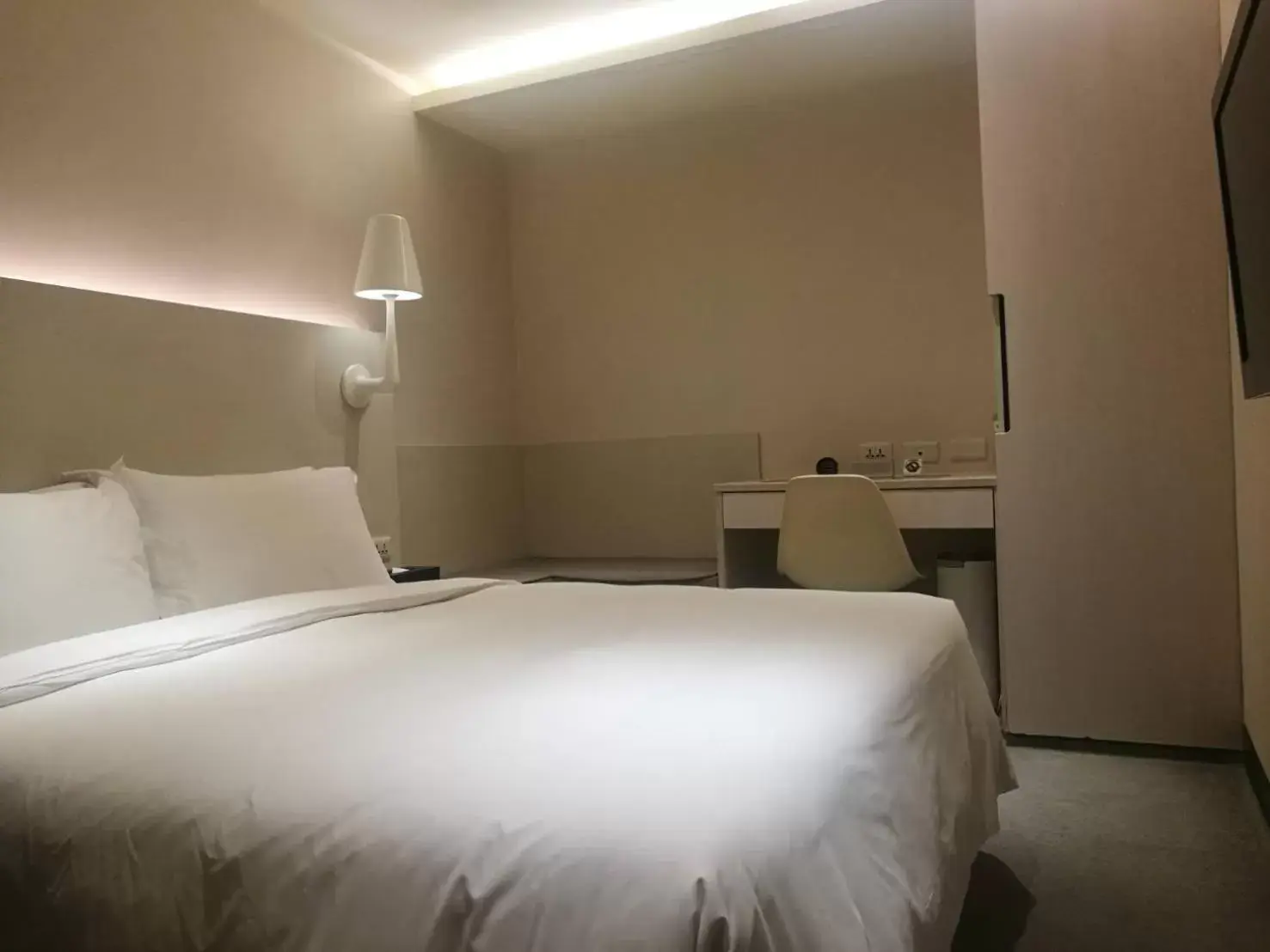 Photo of the whole room, Bed in SWIIO Hotel Ximending