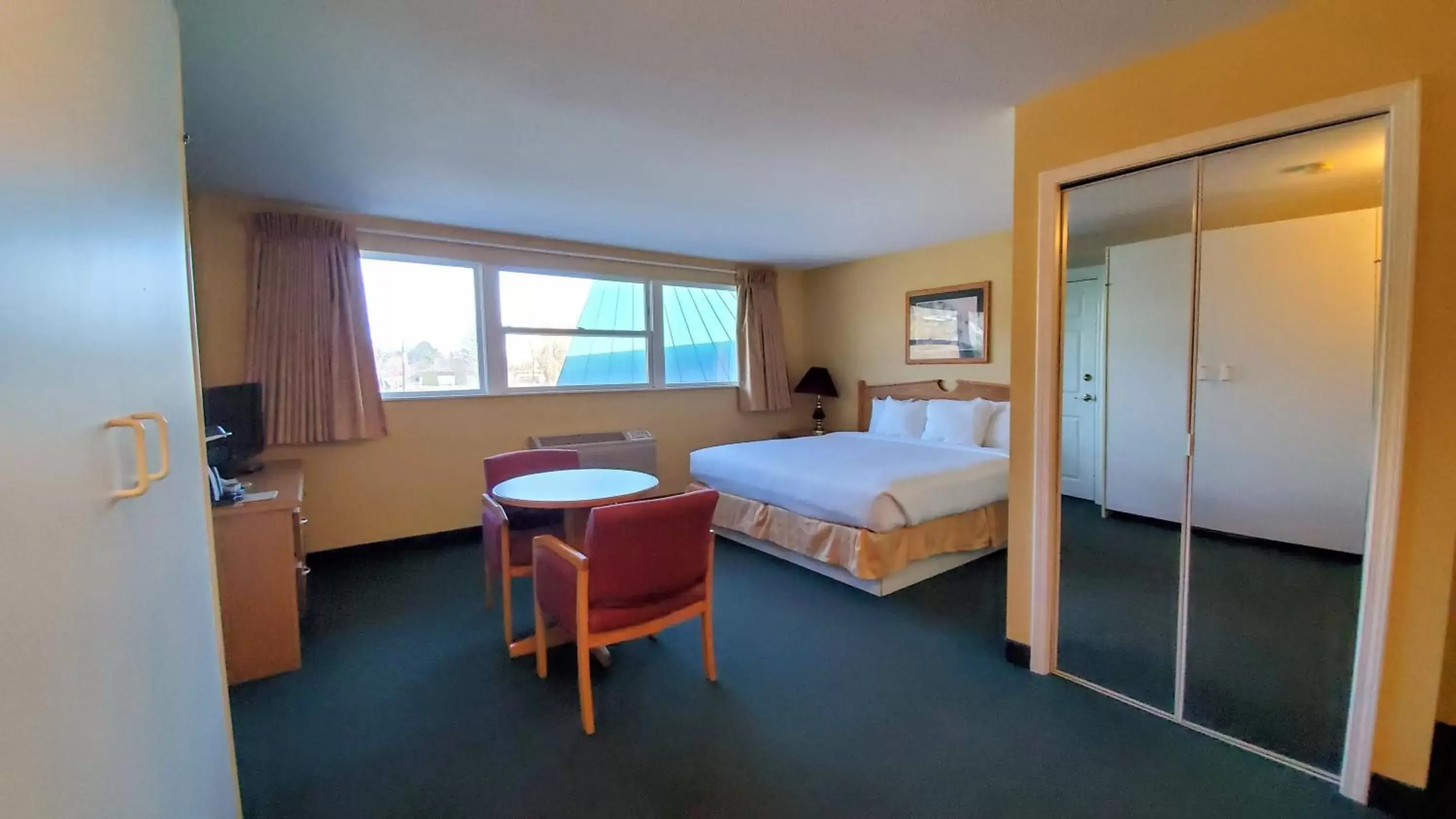 Photo of the whole room in Days Inn by Wyndham Penticton Conference Centre