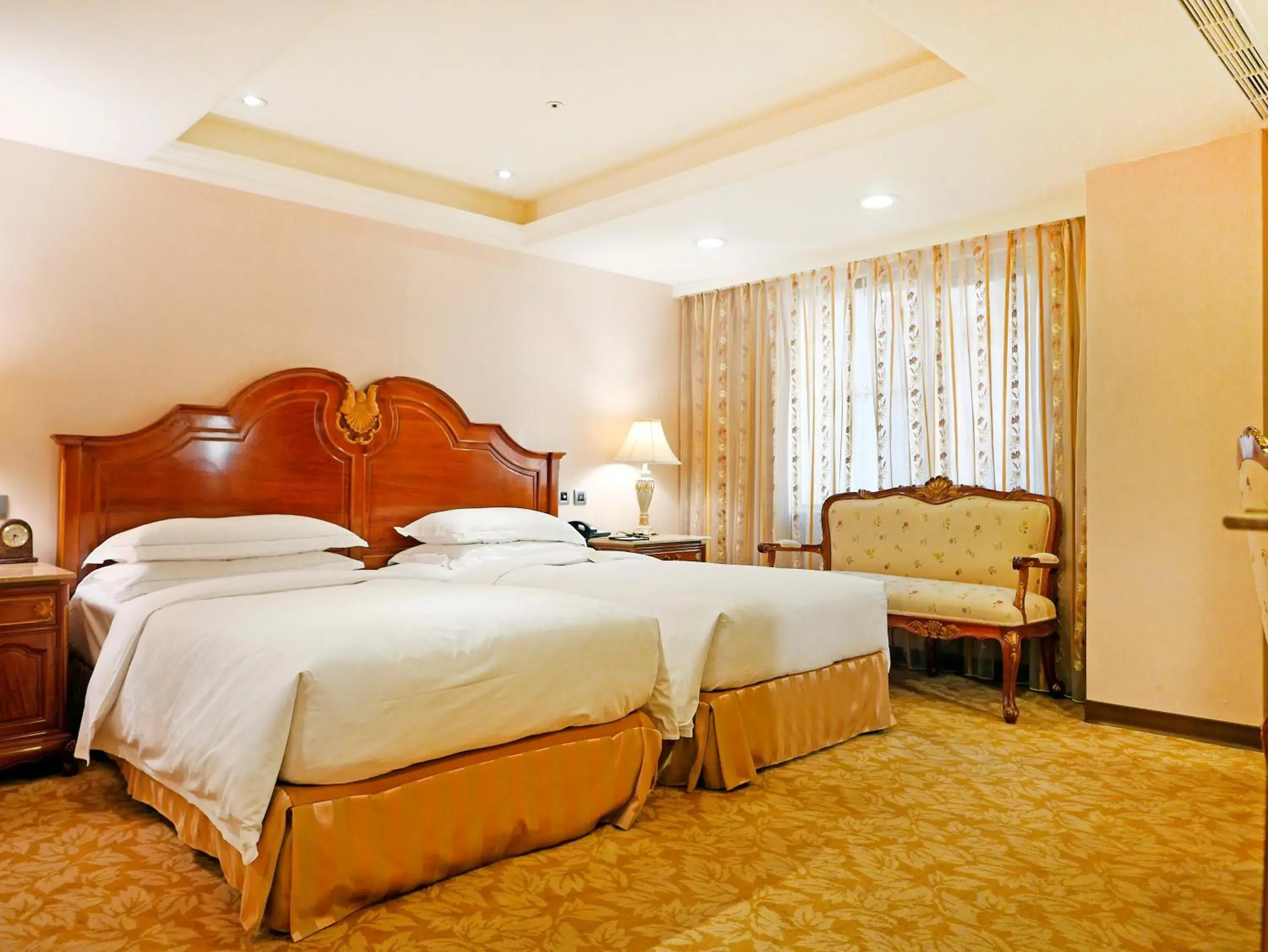 Photo of the whole room, Bed in Royal Seasons Hotel Taipei-Nanjing W