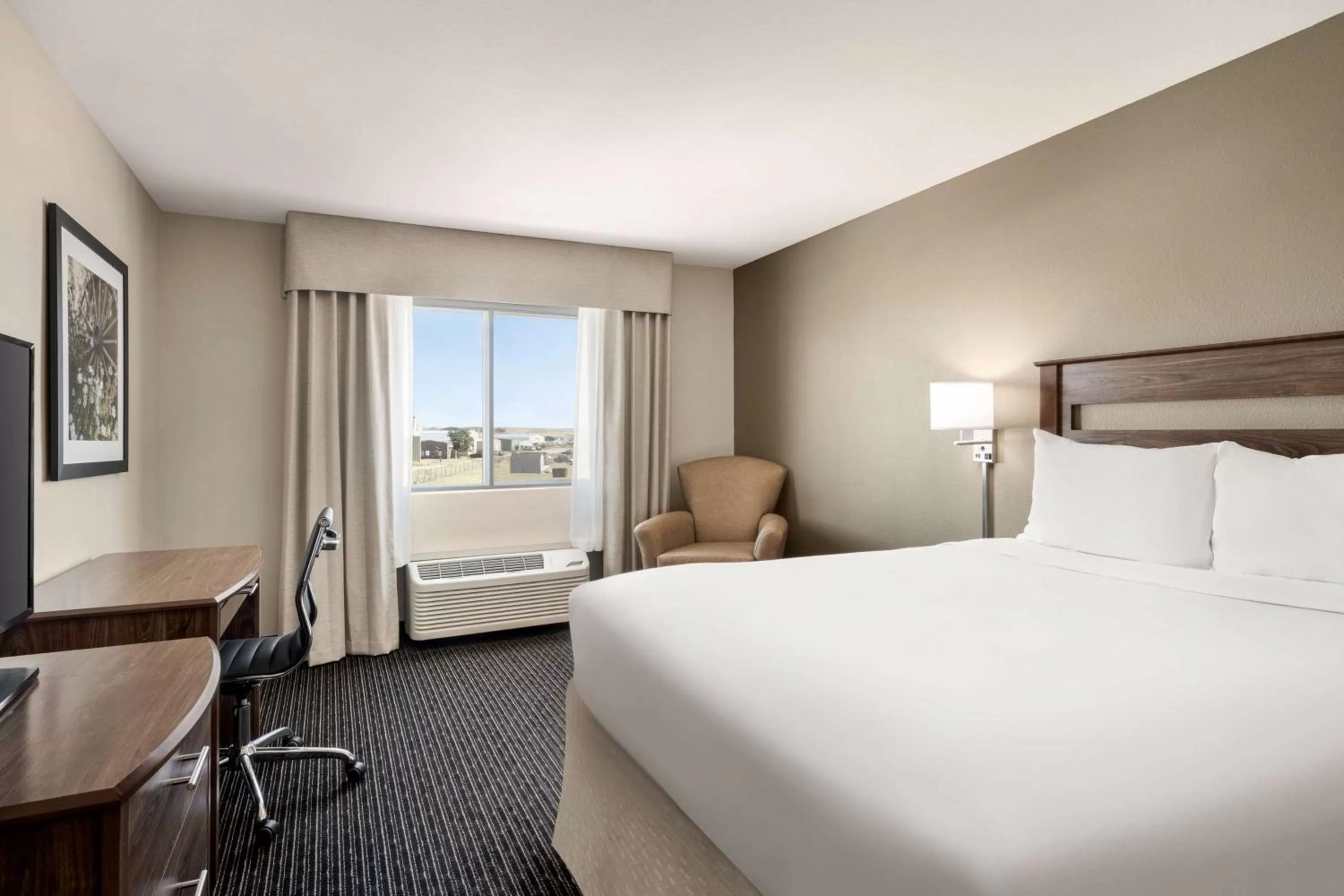 Photo of the whole room, Bed in Baymont by Wyndham Rawlins