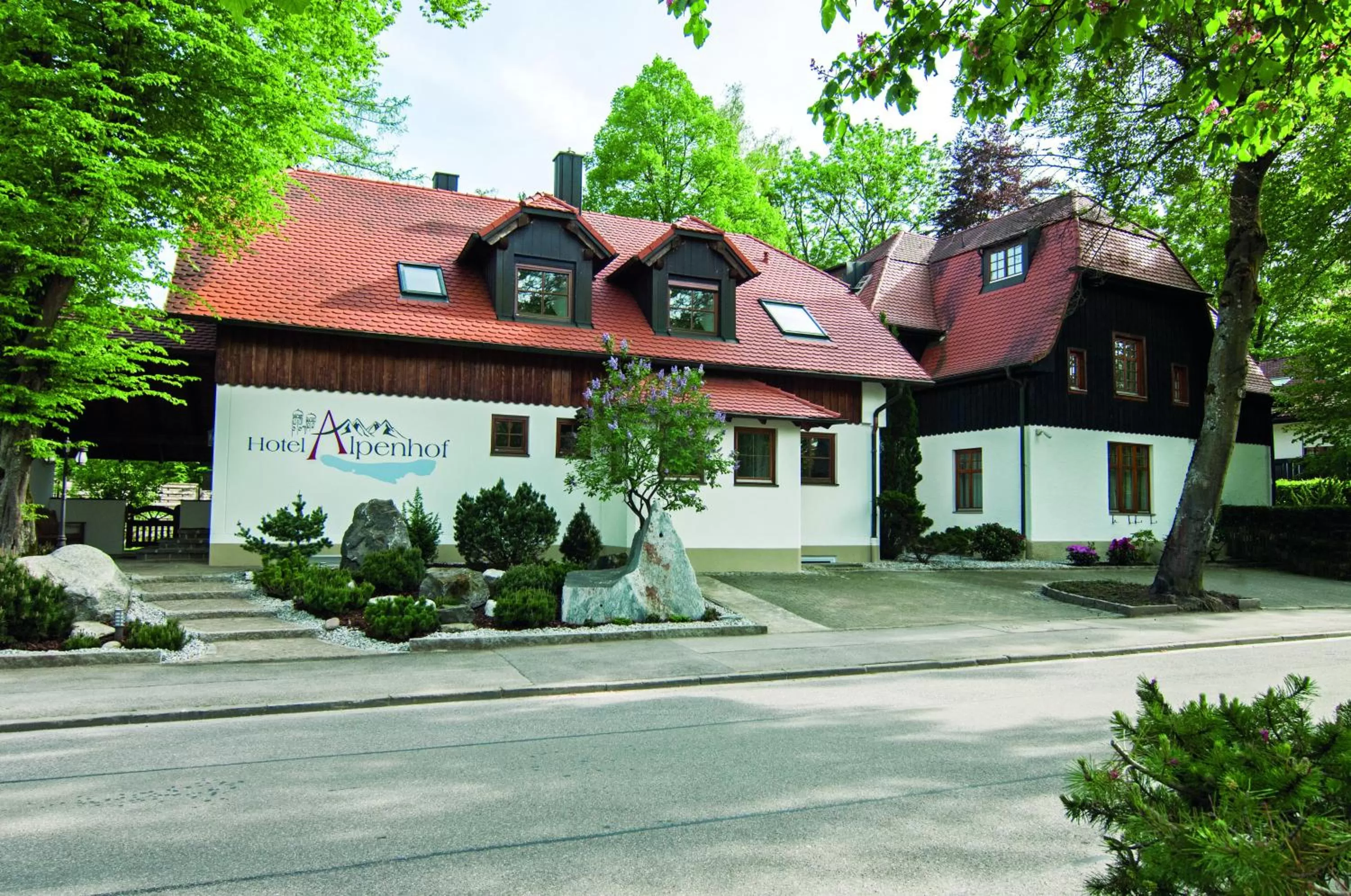 Facade/entrance in Hotel Alpenhof - ruhige Wohlfühloase zwischen München, dem Fünf-Seenland und den Bergen, in S-Bahnnähe