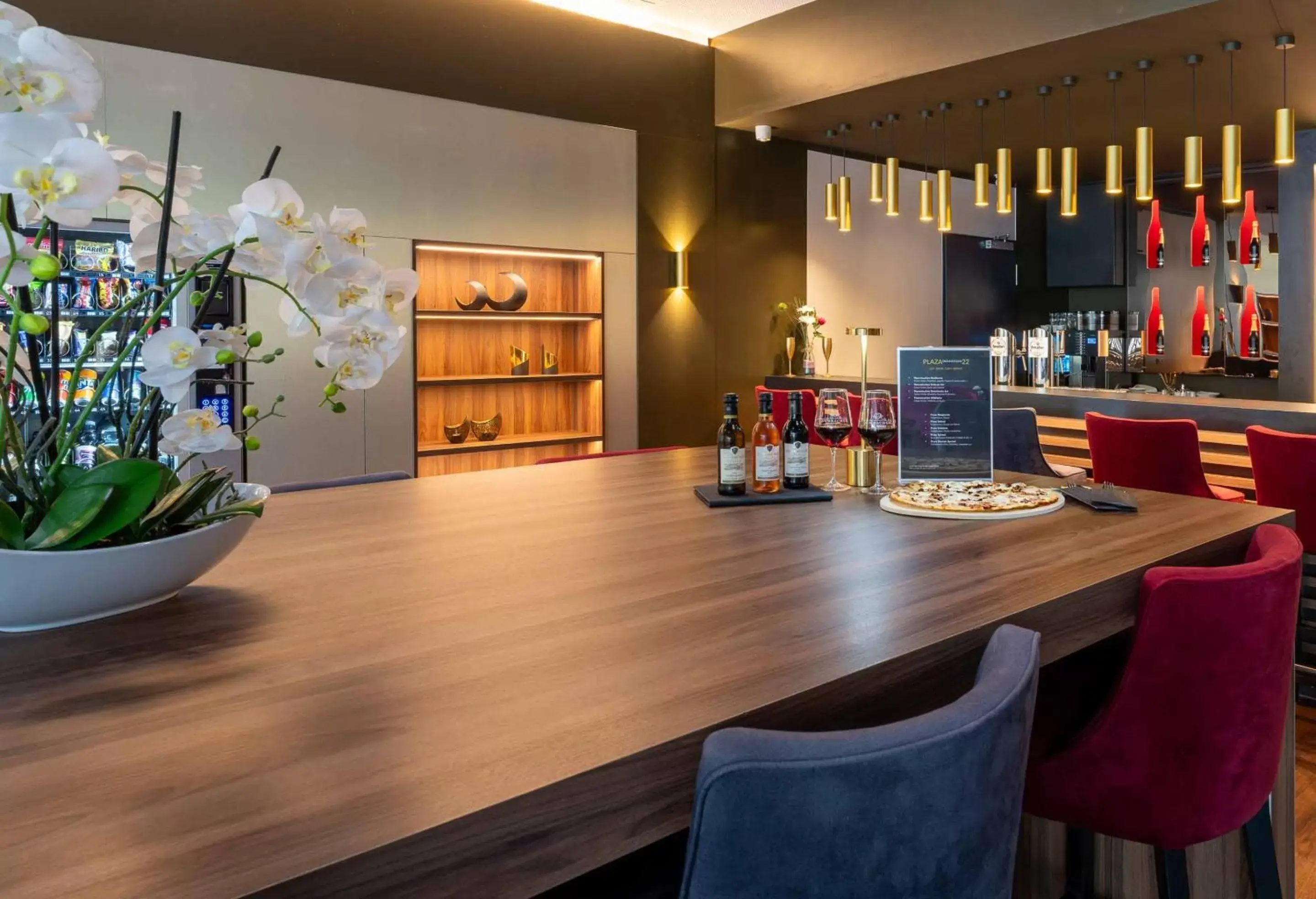 Lounge or bar in PLAZA Premium Karlsruhe Lounge or bar in PLAZA Premium Karlsruhe