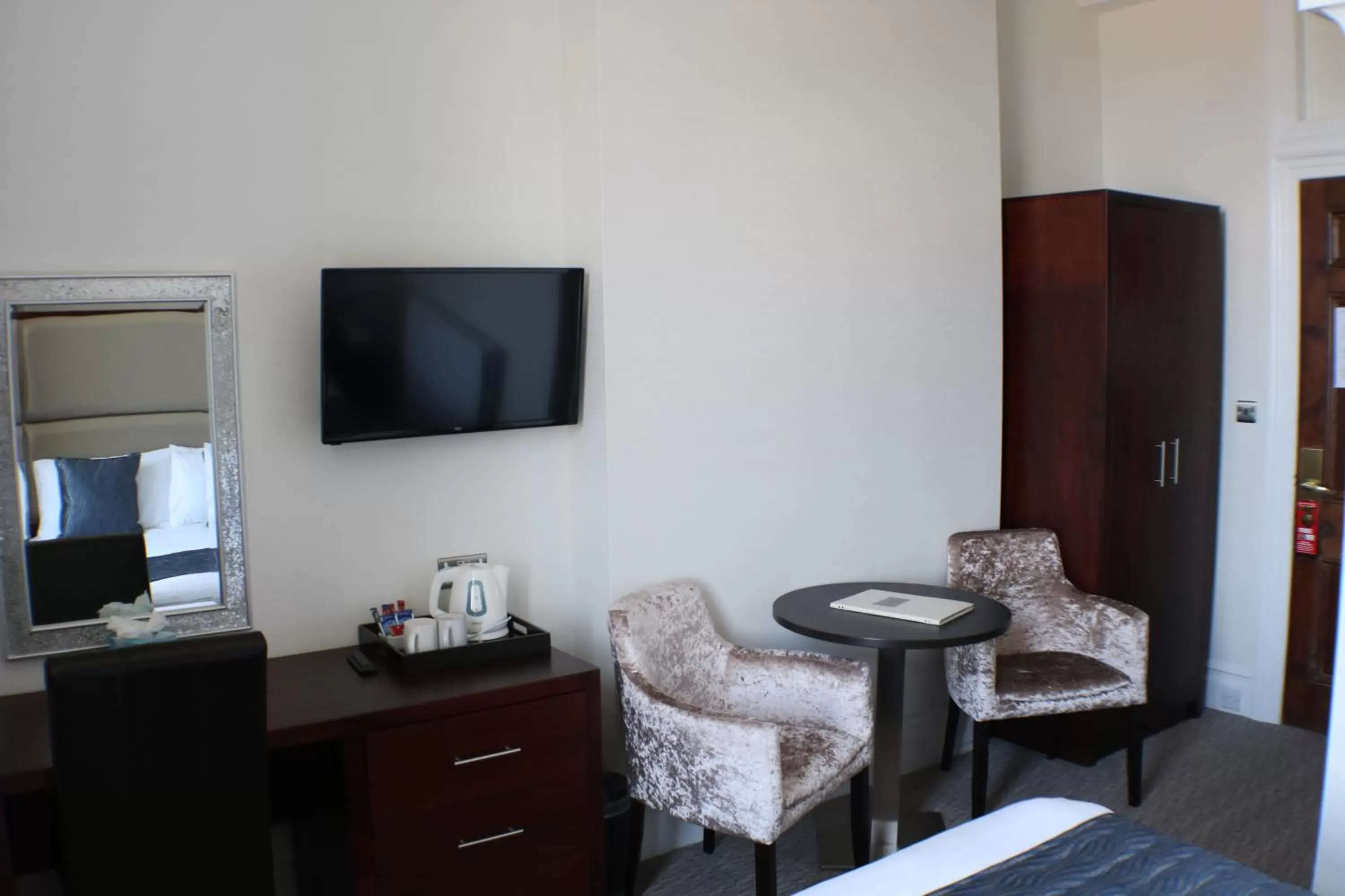 Bedroom, TV/Entertainment Center in Legacy Hotel Victoria