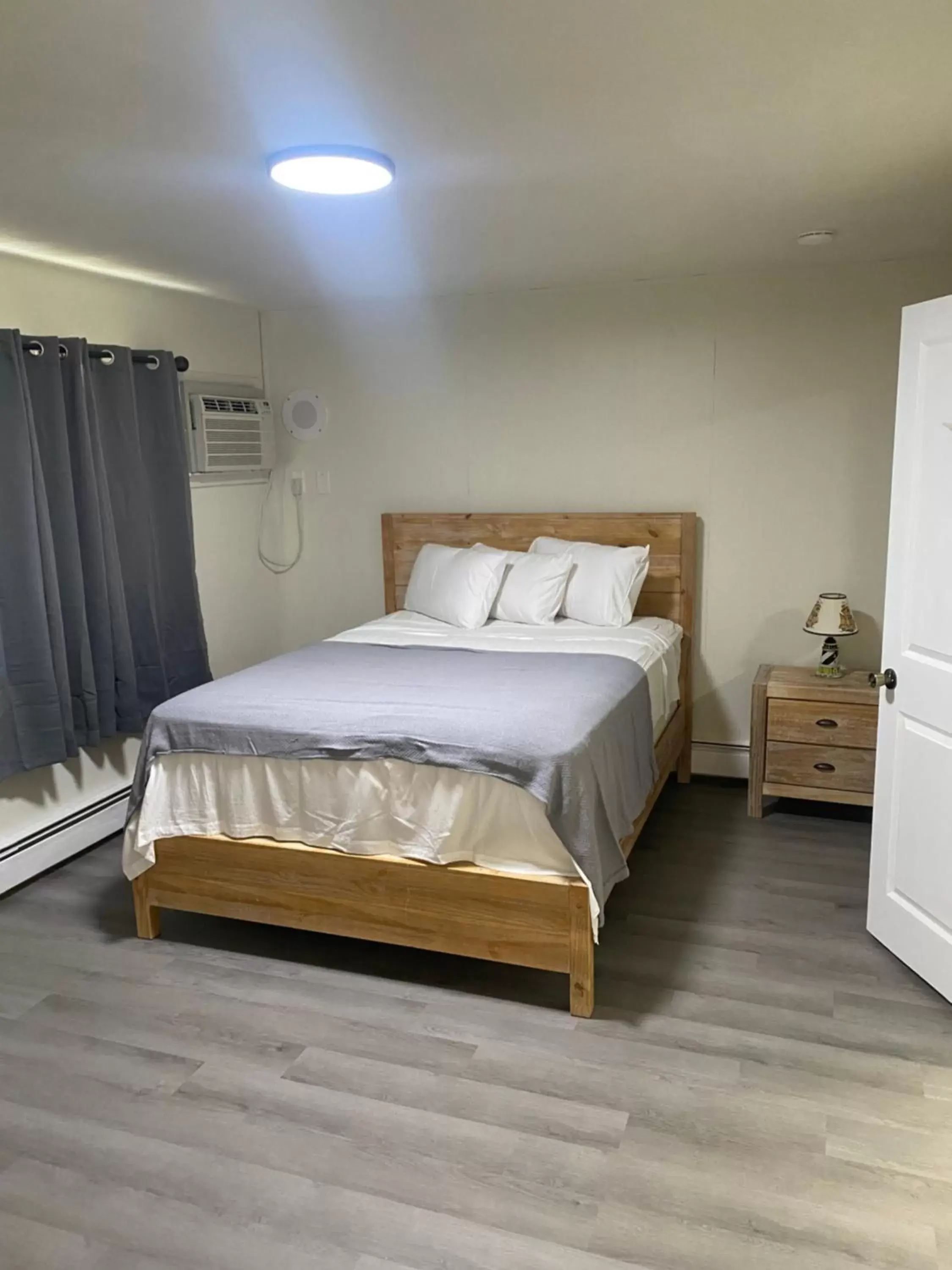 Bedroom, Bed in Yankee Clipper Resort Motel