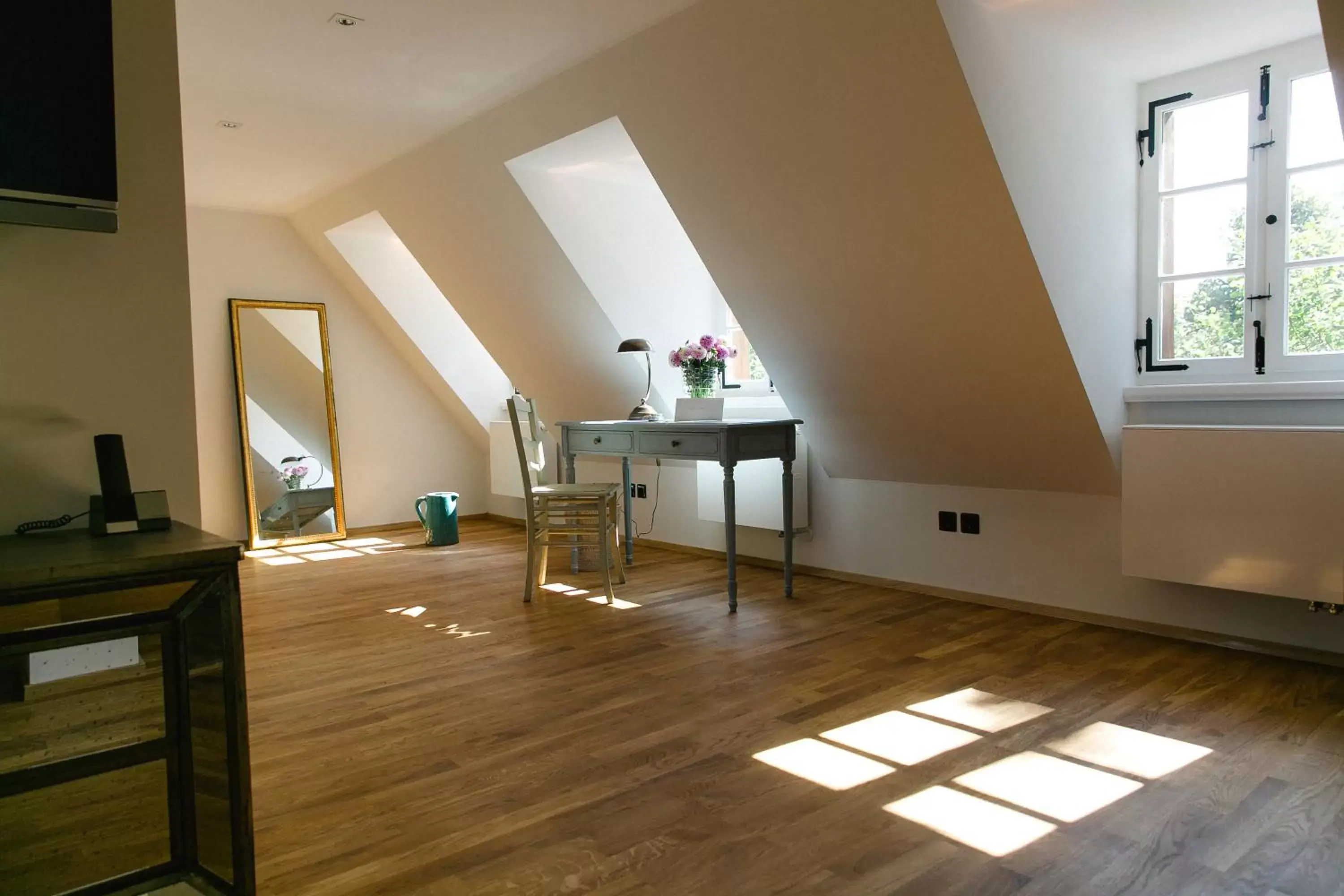 Photo of the whole room, TV/Entertainment Center in Hotel Villa Sorgenfrei & Restaurant Atelier Sanssouci