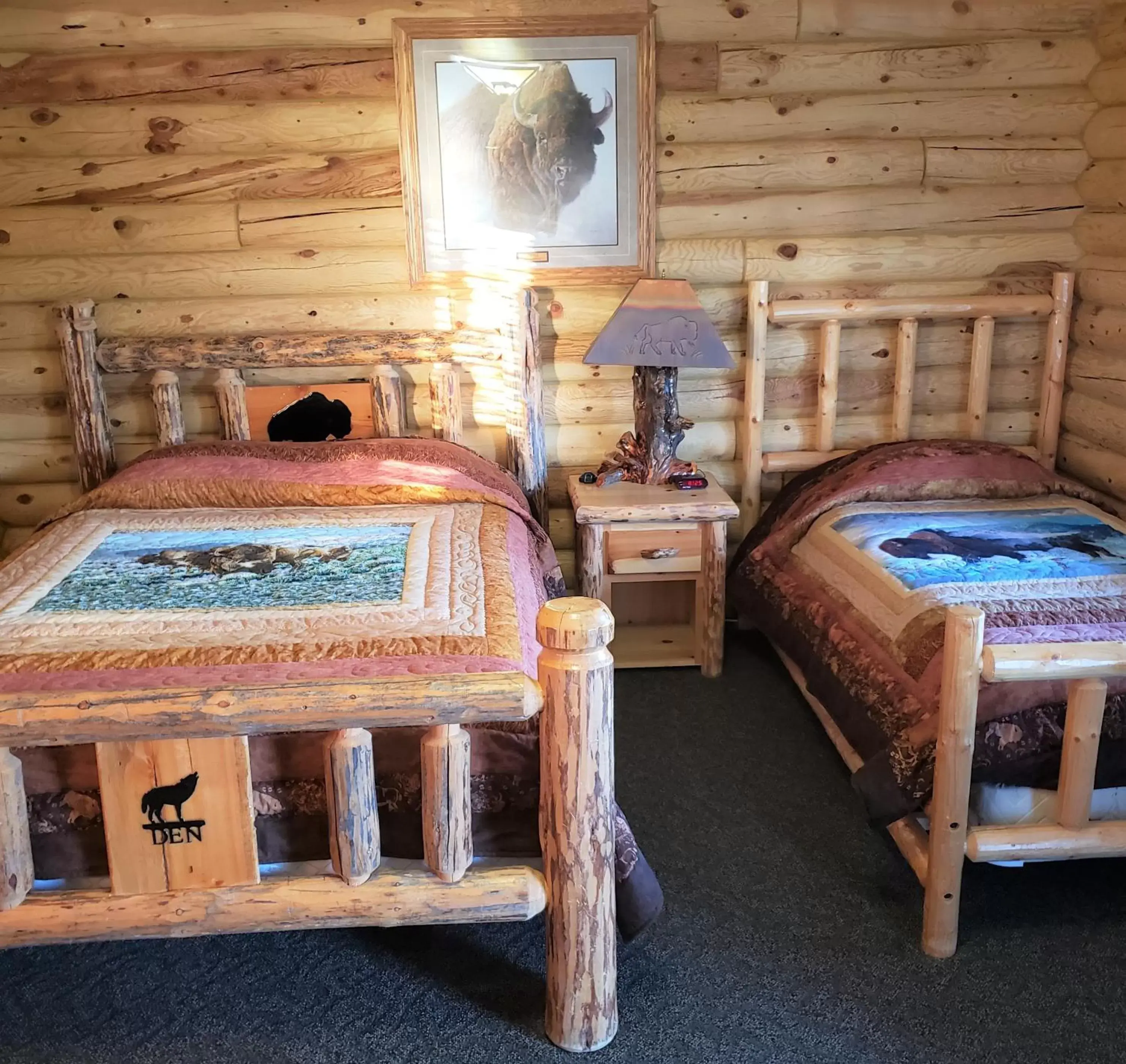 Bed in Wolf Den Log Cabin Motel and RV Park