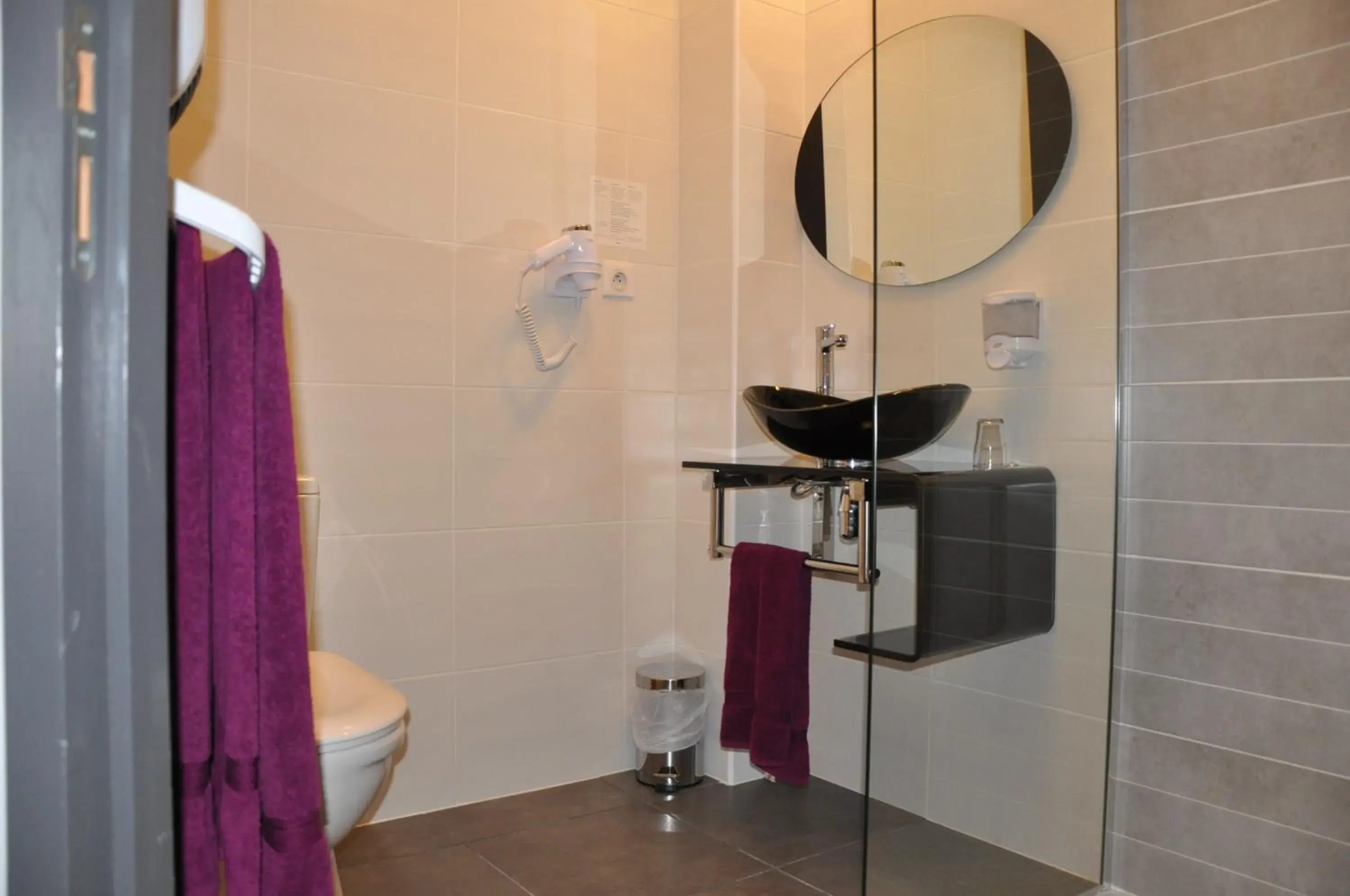 Bathroom in The Originals City, Hotel des Arts, Montauban (Inter-Hotel)