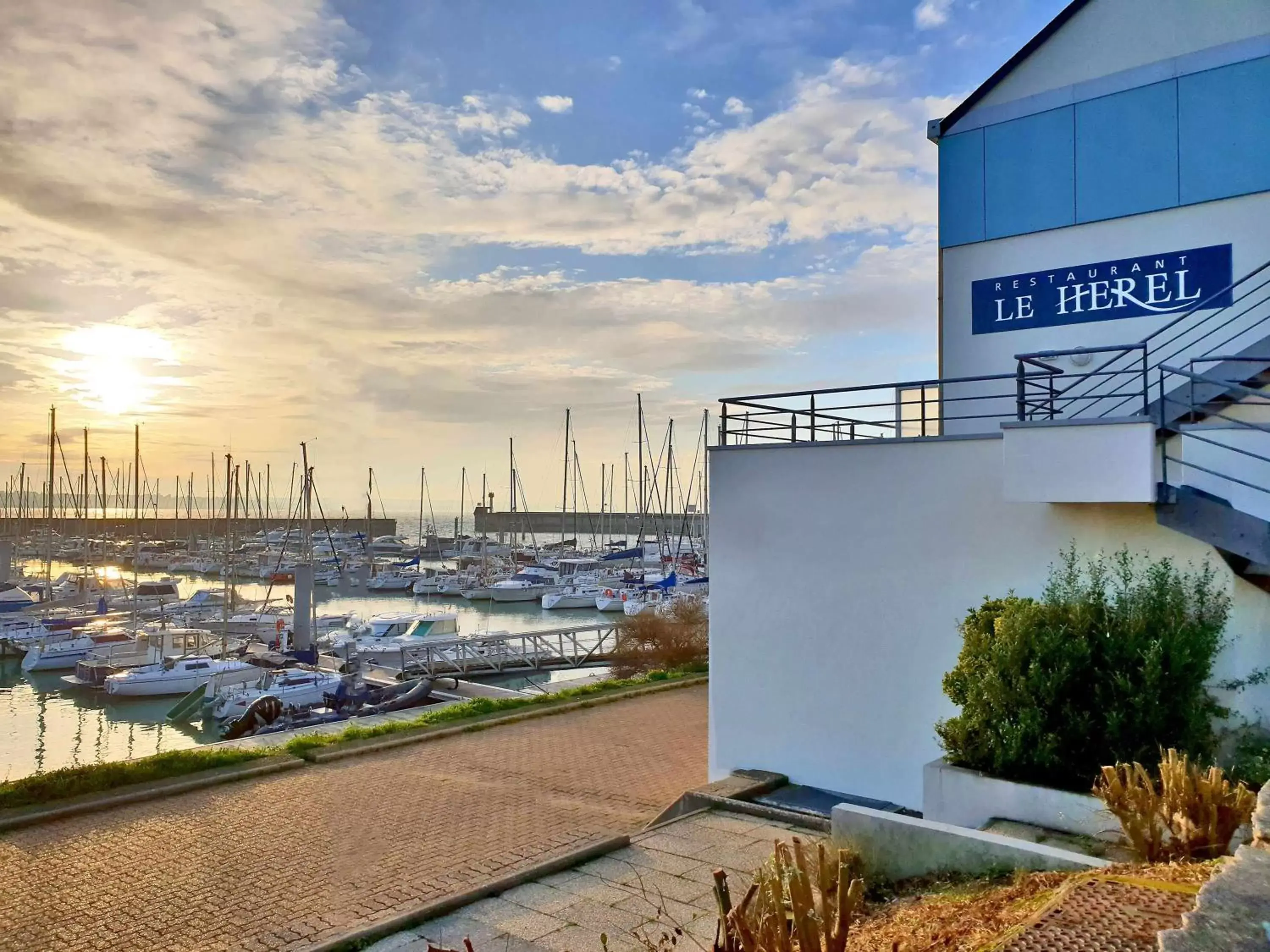 Lounge or bar in ibis Granville Port De Plaisance