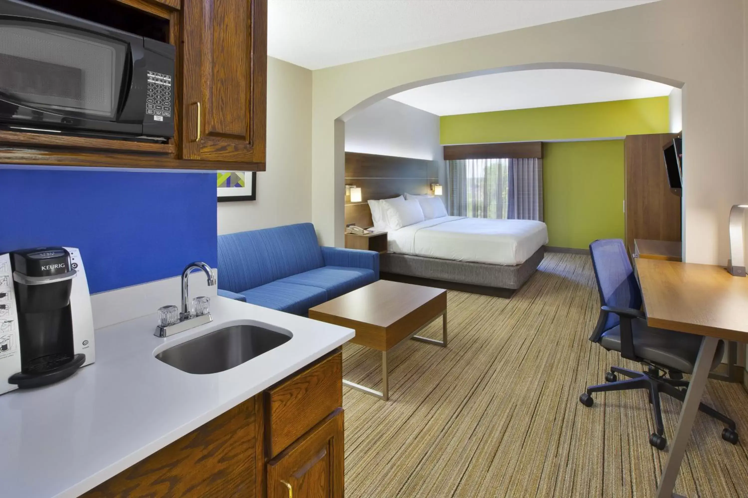 Photo of the whole room, Kitchen/Kitchenette in Holiday Inn Express Hotel & Suites Cincinnati Northeast-Milford, an IHG Hotel