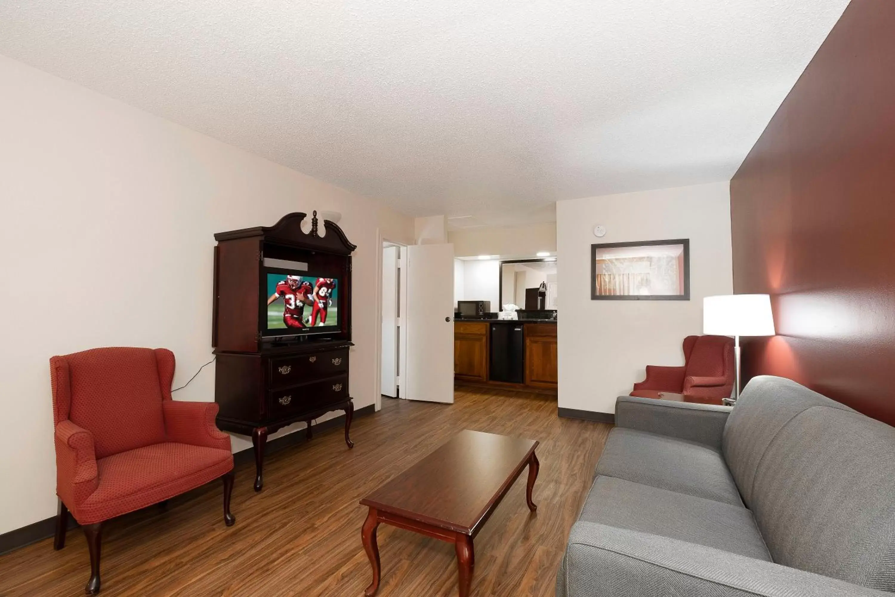 Photo of the whole room, Seating Area in Red Roof Inn & Suites Calhoun