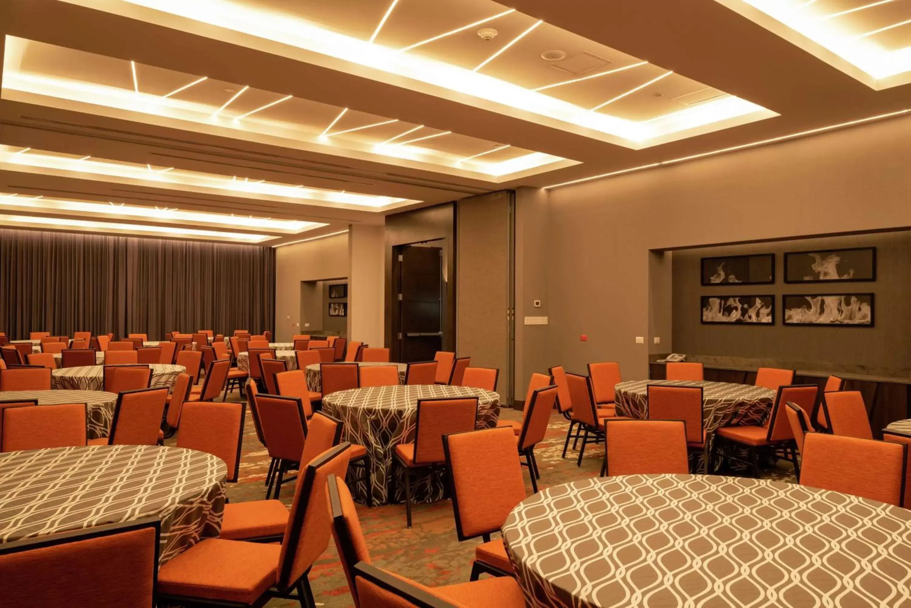 Meeting/conference room, Restaurant/Places to Eat in Hilton Garden Inn Chihuahua