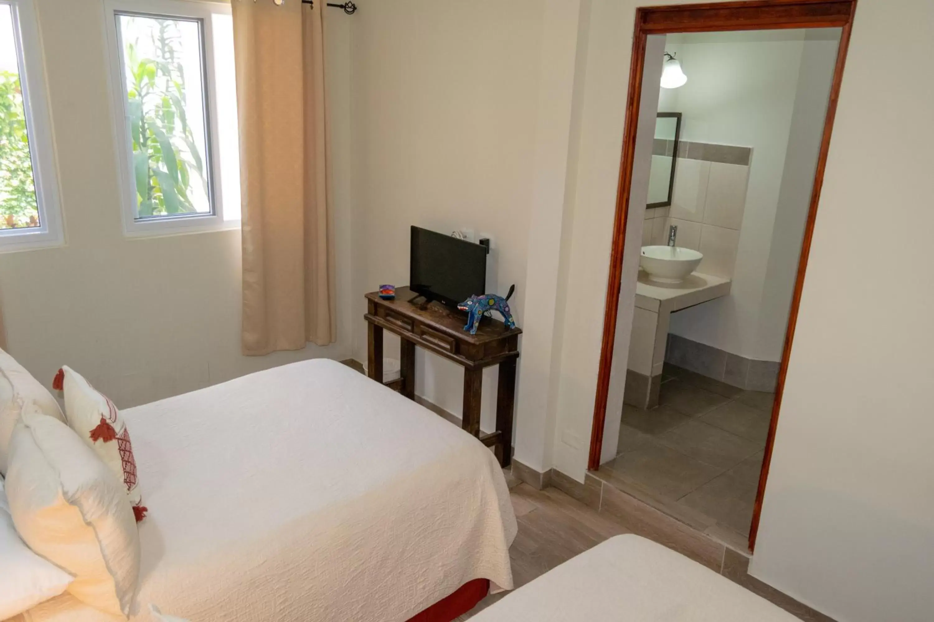 Photo of the whole room, Bed in Hostal Donde Regina Photo of the whole room, Bed in Hostal Donde Regina